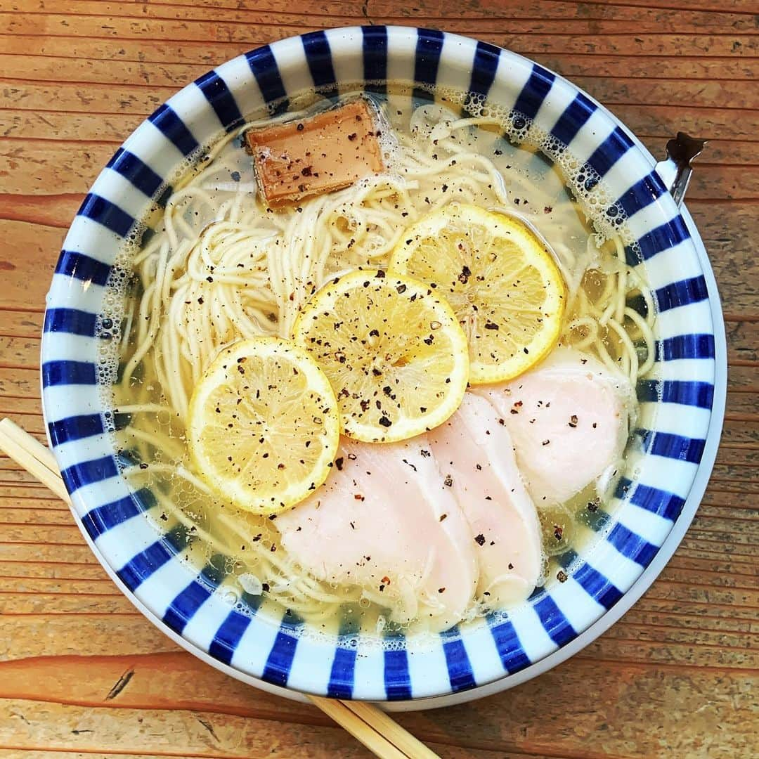 志摩有子さんのインスタグラム写真 - (志摩有子Instagram)「夏のような日差しに誘われて，かき氷の師匠　@yuki3_0228 ちゃんとねいろ屋さんに。 定番のピスタチオミルクに女峰いちごをまず。濃厚なピスタチオミルクと酸っぱいいちごの組み合わせが最高。　 かき氷で冷えたところでさっぱり酸っぱいレモンラーメン🍋 ここでは甘いのから塩っぱいのがルーティン。  #氷活 #かき氷とラーメン #ピスタチオミルクに女峰いちご  @neiroya_official」5月5日 16時52分 - ariko418