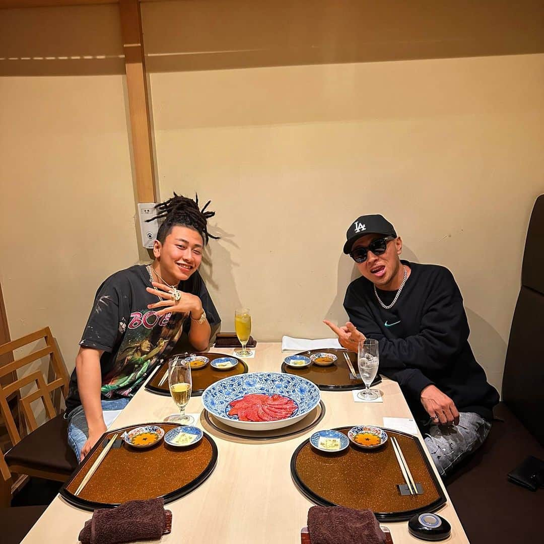 Kayzabroさんのインスタグラム写真 - (KayzabroInstagram)「Yellow Bucksとサシ飯🐮 いろんな話ができて良かった ありがとう🙏 #yellowbucks #tothetopgang」5月5日 16時51分 - kayzabro_ds455