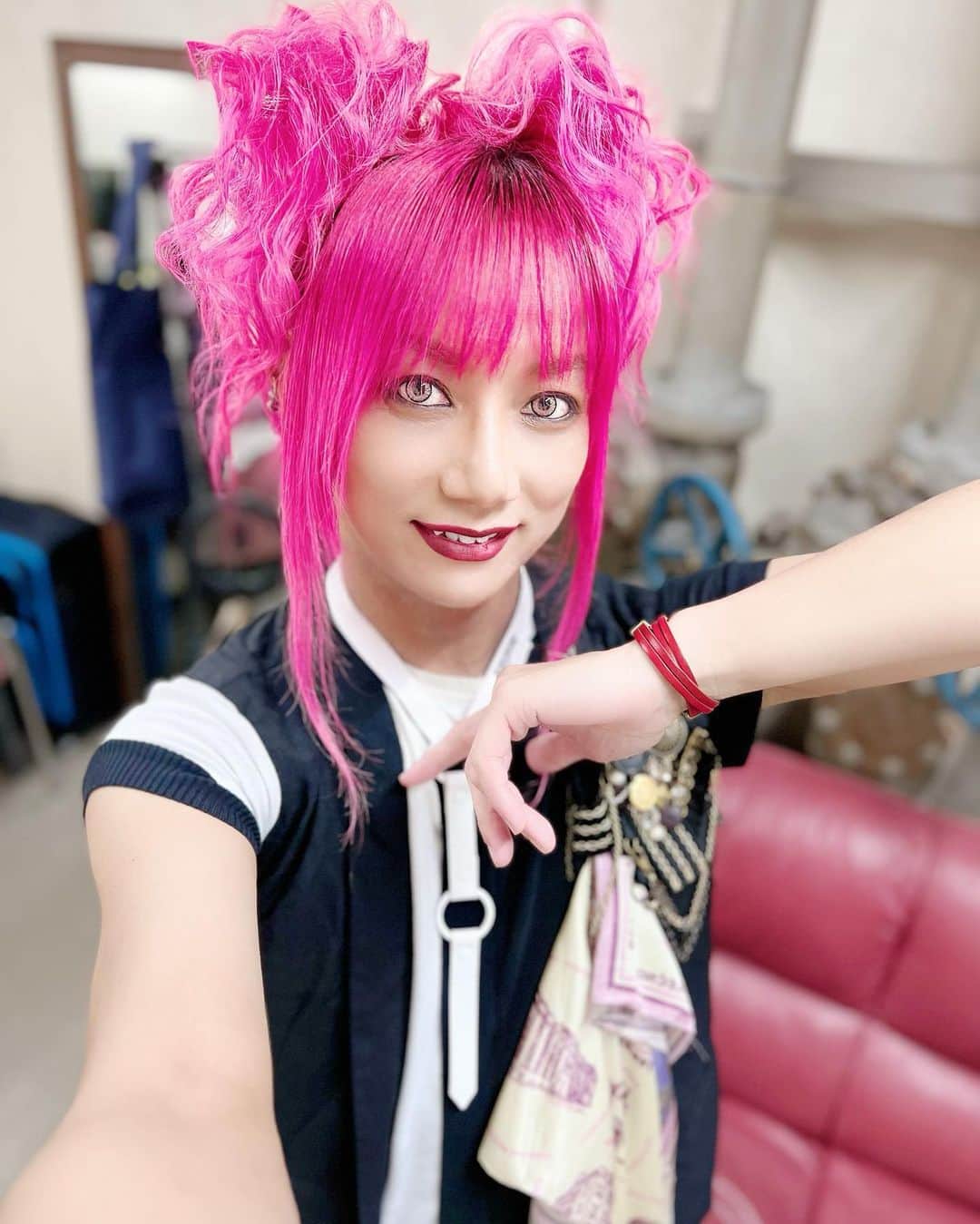 靖乃のインスタグラム：「皆様、昨日は潤さんのバースデーライブ『Griffons Market 2023』ありがとうございました‼️ 温かい一日でしたね✨ 御一緒させて頂けて有り難かったです 今月はライブがいっぱいあるので皆様お楽しみに🌹  #靖乃 #ハイダンシークドロシー #淡路島 #ピン毛」