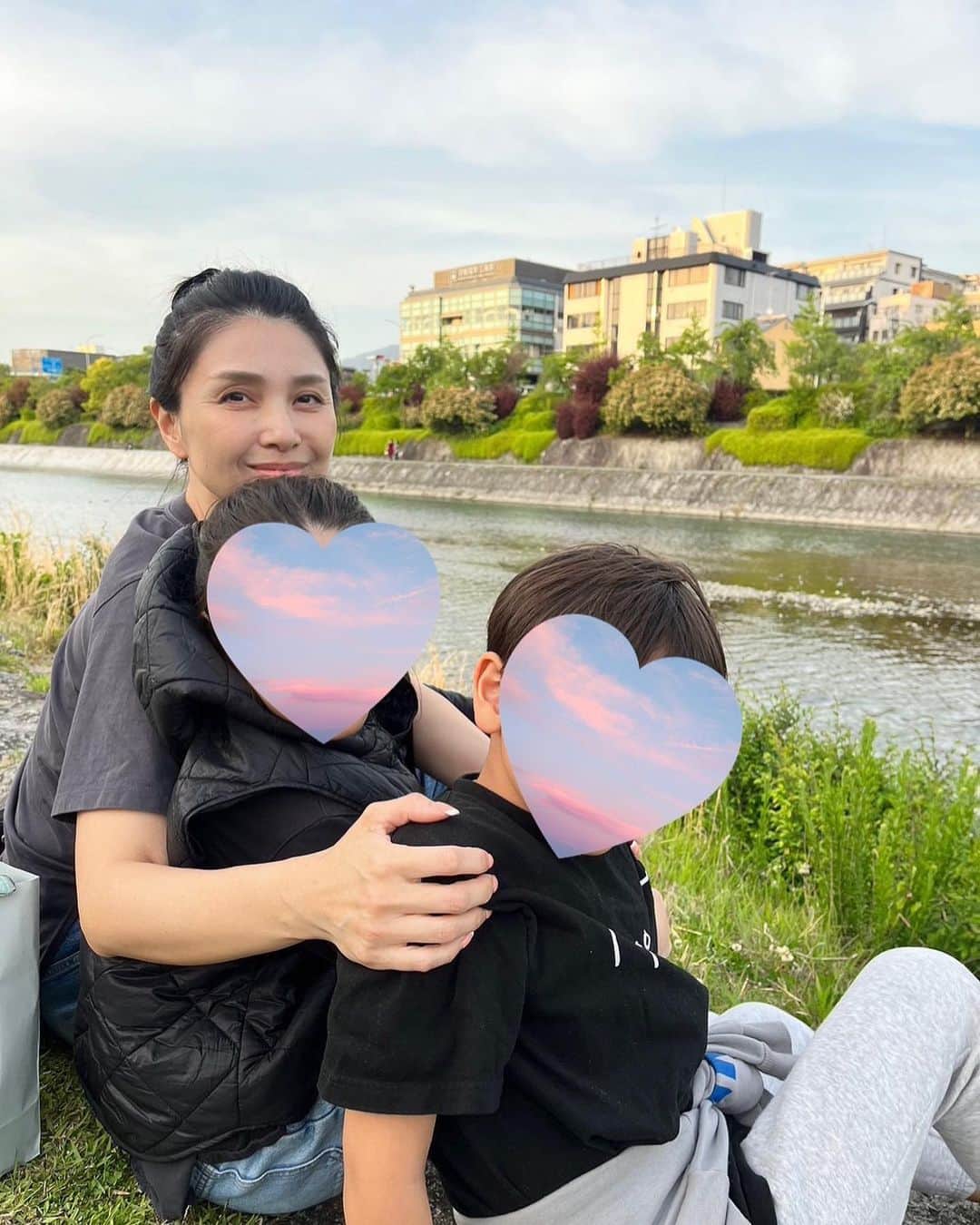 のインスタグラム：「東京も京都も暑いくらいですね。  さて、子供の日は、いかがお過ごしですか？我が家は特別なことはなにもありませんが、柏餅だけは私が好きなので（息子はあまり食べなくて…）忘れずに♡  子供たちよ、元気でいてくれてありがとう！  #gw #子供の日 #いつもありがとう #鴨川 #京都 #Kyoto」