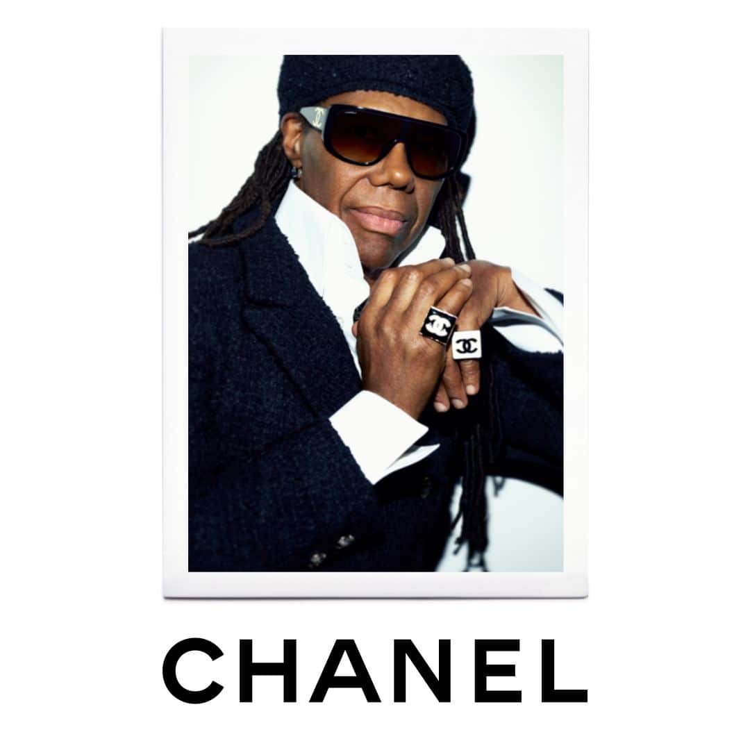 シャネルさんのインスタグラム写真 - (シャネルInstagram)「Embodying the cool of the seventies, musician Nile Rodgers sports wide-framed sunglasses adorned with the iconic double Cs for the CHANEL 2023 eyewear campaign.   Glasses from the CHANEL 2023 eyewear campaign are now available in boutiques.  See more at chanel.com  #CHANELEyewear #CHANELSunglasses @nilerodgers @KarimSadli #KarimSadli」5月5日 17時00分 - chanelofficial