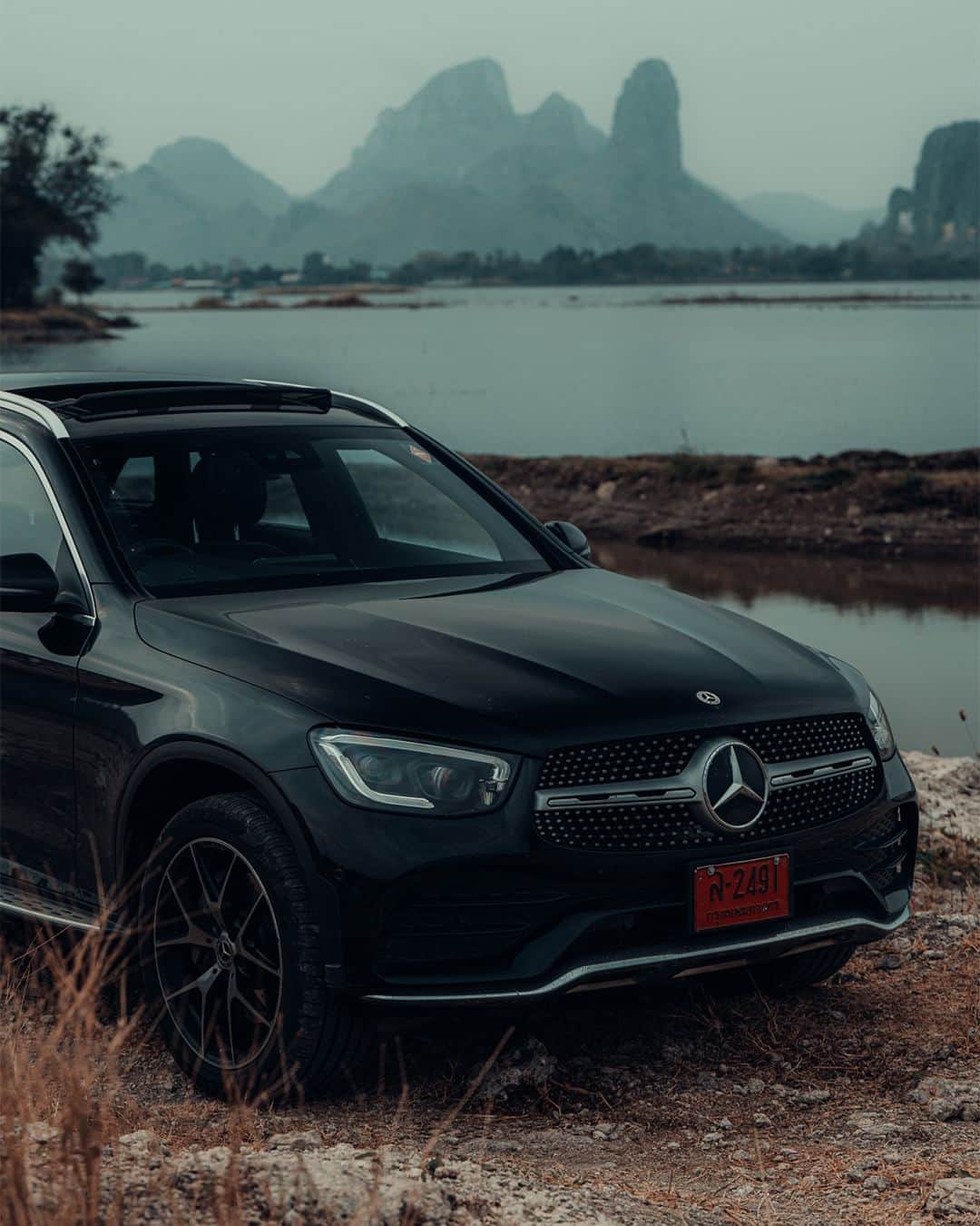 Mercedes-Benz Thailandのインスタグラム：「Happy Friday 🏔️🚘  วันหยุดสุดสัปดาห์นี้เก็บกระเป๋าพร้อมออกเดินทางไปกับเพื่อนคู่ใจที่ลุยได้ทุกเส้นทางกับ Mercedes-Benz GLC 300e 4MATIC AMG Dynamic ที่มากับระบบปฏิบัติการมัลติมีเดียแบบ MBUX หน้าจอ 10.25 นิ้ว พร้อมระบบแผนที่นำทาง สามารถรายงานสภาพจราจรหรือเส้นทางที่คุณกำลังผจญภัยได้อย่างแม่นยำ และให้คุณดื่มด่ำไปกับสุนทรียภาพแห่งเสียงเพลงได้รอบทิศทางด้วย Burmester® ที่มอบความประทับใจให้กับคุณทุกช่วงเวลา  *อุปกรณ์บางส่วนในภาพอาจแตกต่างจากที่จำหน่ายจริง โปรดตรวจสอบรายการอุปกรณ์ของรถยนต์แต่ละรุ่นที่ผู้จำหน่ายฯ อย่างเป็นทางการทั่วประเทศ​​  #GLC #SUV #MercedesBenz #MercedesBenzThailand」