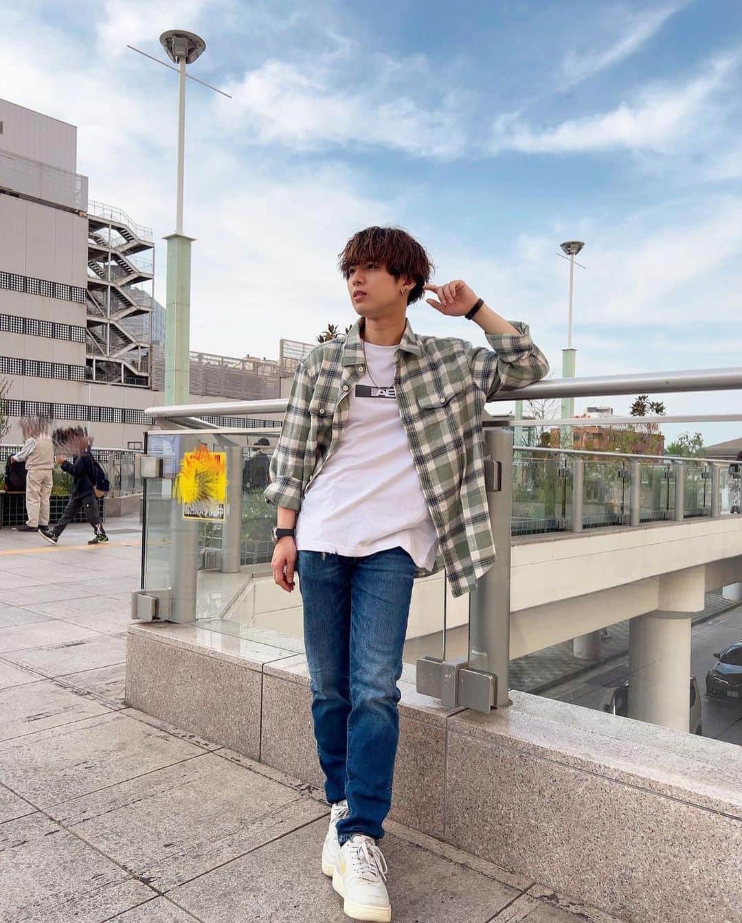 アメリカンイーグルのインスタグラム：「今日はゴールデンウイークの最終日、思い切り楽しもう☀️  @ryusei.h1102 のように快適な AE シャツとジーンズを組み合わせて、フレッシュな空気を感じながらのんびりと散歩するのも気持ちが良い🌬 毎日の仕事に戻る前に自分をリフレッシュしよう🔋 　 心をクリアにして、身の回りの世界の美しさを感じよう🌎  #アメリカンイーグル #MakeAMove #americaneaglejp #AEJeans #アメリカンイーグルジーンズ #デニム #ジーンズ #AEコーデ #重ね着スタイル #ゴールデンウィーク」