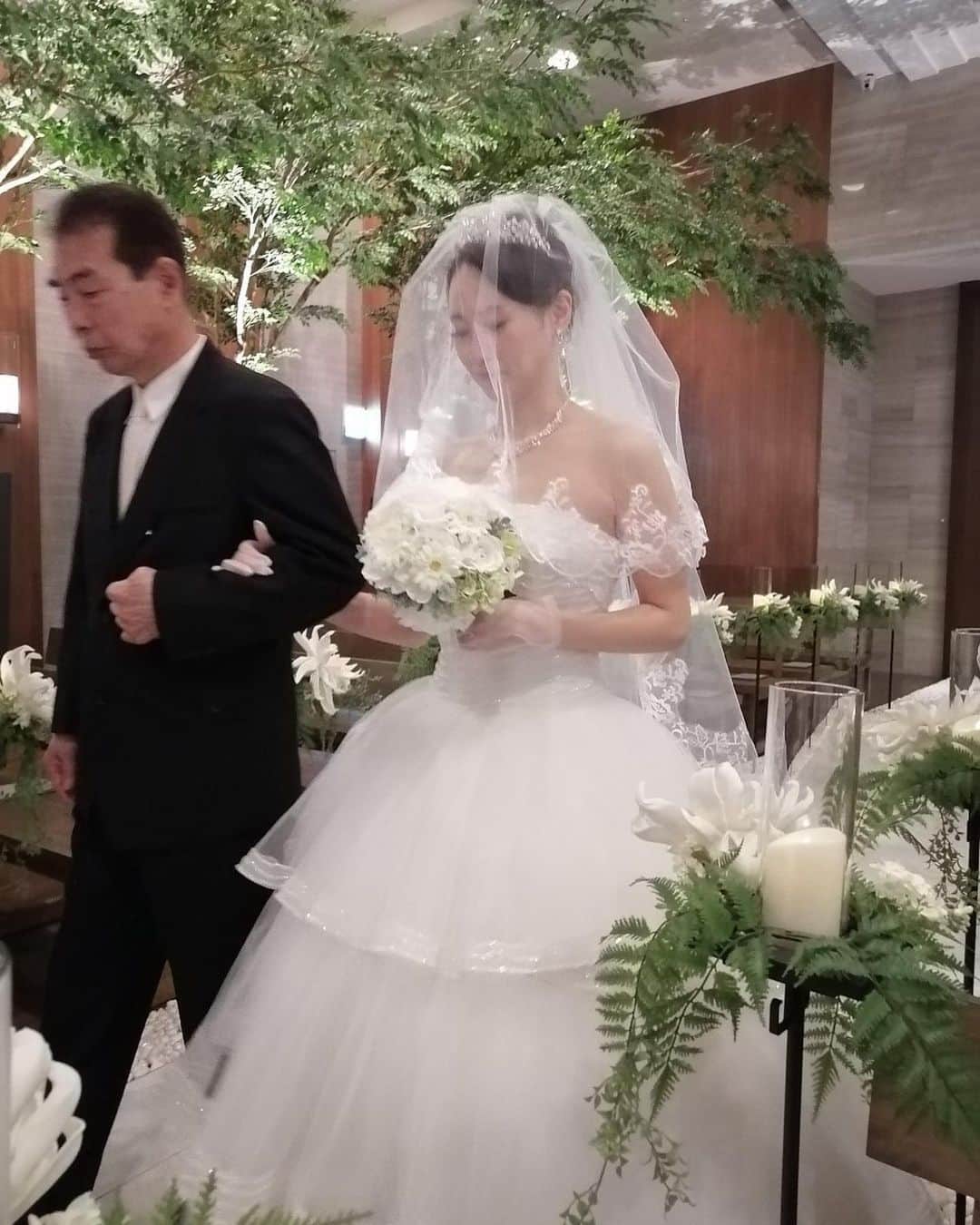 平山優さんのインスタグラム写真 - (平山優Instagram)「先日、結婚式を挙げることができました😊 今までお世話になった方や友人、チームのみんなも招待したい気持ちもありましたが、家族だけの小さな結婚式にしました✨  そんな中、まさかのサプライズで友人のかなもが来てくれてさらに感動的で心に残る1日になりました😭✨本当にありがとう✨  また5月から復職したので、仕事と育児の両立を頑張りたいと思います！  久しぶりにチームに戻った時は、長いお休みをいただいてしまったのにも関わらず、今まで通りのとても良い雰囲気で迎えてくれて、本当に周りに恵まれていてありがたいと改めて思いました✨  長くなりましたが、これからもよろしくお願いします☺️」5月5日 17時01分 - yu.hirayama.1