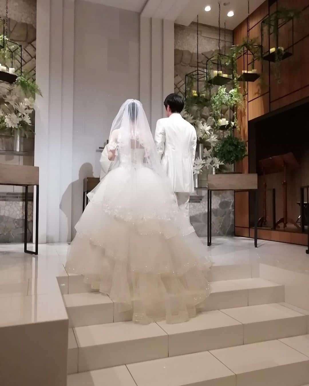 平山優さんのインスタグラム写真 - (平山優Instagram)「先日、結婚式を挙げることができました😊 今までお世話になった方や友人、チームのみんなも招待したい気持ちもありましたが、家族だけの小さな結婚式にしました✨  そんな中、まさかのサプライズで友人のかなもが来てくれてさらに感動的で心に残る1日になりました😭✨本当にありがとう✨  また5月から復職したので、仕事と育児の両立を頑張りたいと思います！  久しぶりにチームに戻った時は、長いお休みをいただいてしまったのにも関わらず、今まで通りのとても良い雰囲気で迎えてくれて、本当に周りに恵まれていてありがたいと改めて思いました✨  長くなりましたが、これからもよろしくお願いします☺️」5月5日 17時01分 - yu.hirayama.1