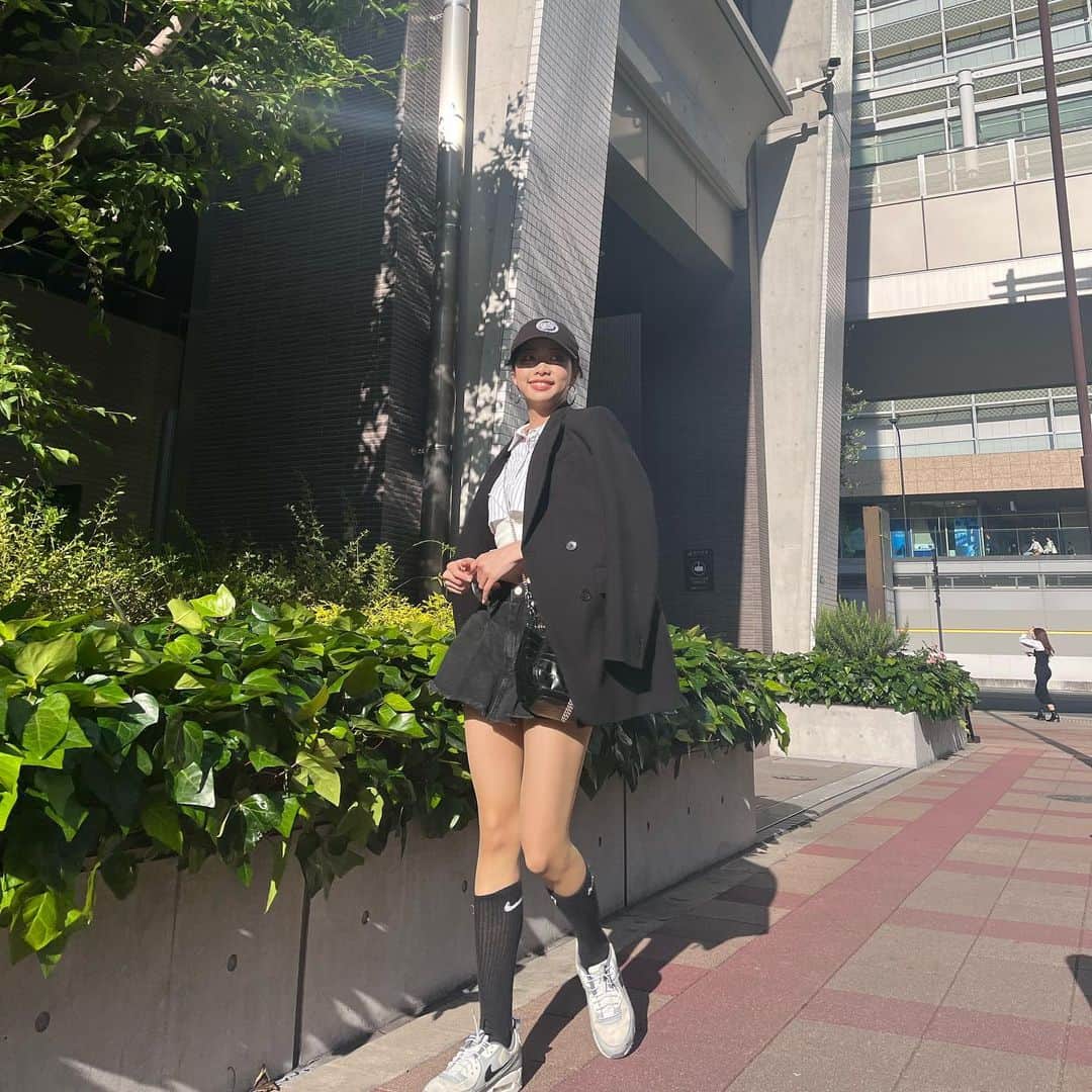 神田萌衣のインスタグラム：「おとももちと餃子フェス🥟行ってきた！と声を大にして言いたい所ですが 人が多すぎまして一つ餃子に1時間並びまして他の並ぶ気にはなれず 帰りました🙂笑  今はお寿司並んでます🍣」