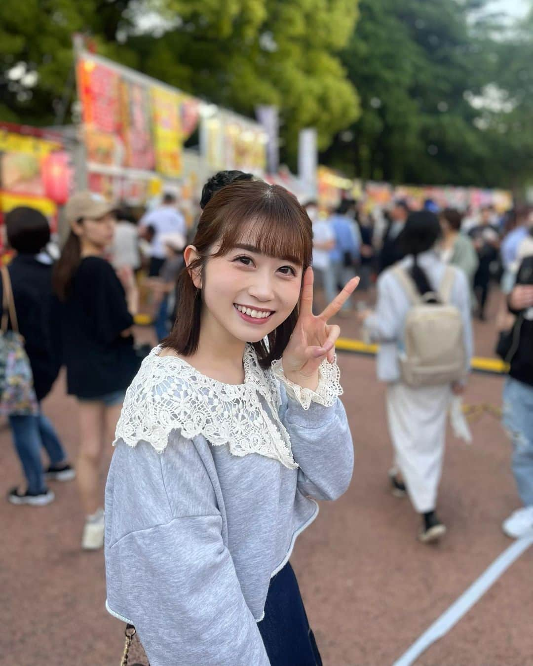 有川結女のインスタグラム：「地元飯フェスに行ってきたよ🙋🏻‍♀️🍚  久しぶりのOFF満喫✌︎ いい天気で早くも夏を感じた🎐 美味しいものたくさん食べれて幸せでした！1番好きだったのは鮎の塩焼きかな🐠写真撮りきれてないけど他にも牛タン、カニ天、ベビーカステラとかも食べたよ〜🫶また行きたいなあ🥰  #地元飯フェス #地元飯 #地元グルメ #フェス #イベント #gw #gwイベント #おすすめスポット #人気スポット #日比谷公園 #ボブ #ハーフアップ」