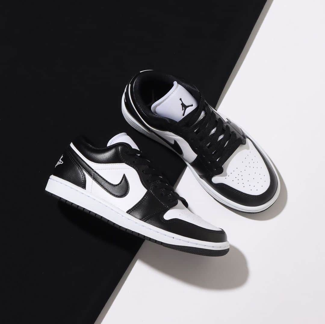 Sports Lab by atmos OSAKAさんのインスタグラム写真 - (Sports Lab by atmos OSAKAInstagram)「. ↓↓↓ 5/6(SAT)RELEASE JORDAN BRAND WMNS AIR JORDAN 1 LOW dc0774-101 ¥14,300-(tax included) SIZE 23.0cm〜29.0cm  ※当店では抽選販売を行います。 ※お1人様、各商品1点ずつの販売とさせて頂きます。 ※コロナ対策の為、必ずマスクを着用の上抽選にご参加下さい。また各店スタッフの指示のもと、検温、アルコール消毒のご協力をお願い致します。  【抽選資格】 ※「atmosアプリ会員」の方 →IDチェックの際にアプリの会員ページをご提示下さい。（不正利用防止の為、アプリの動作確認をさせて頂く場合が御座います。） 会員ページのご提示はリニューアルした新しい 「atmosアプリ」の会員ページとなります。(これまでの「atmosアプリ」は「atmos PINKアプリ」に変更となってますのでお間違えのないようお気をつけください。) 寄ってお並び頂く前に予めダウンロード、会員登録をお願い致します。 ※中学生以上 ※身分証明書をお持ちのお客様(下記1~7のいずれかをご持参下さい) 　1.免許証 　2.住民基本台帳カード 　3.パスポート 　4.写真付き学生証 　5.在留資格カード 　6.マイナンバー 　7.障害者手帳 ※抽選販売になりますので、深夜や早朝からのお並びはご遠慮下さい。また近隣のお店にご迷惑がかかる場合、トラブルなどが発生した場合には 急遽販売を中止させて頂く可能性がございます。  ※その他、抽選に関しての注意事項が多数御座います。抽選に関してのBLOGを必ずご確認ください。 →atmosオンライン上の「MEDIA」から「RELEASE INFO」 →atmosアプリ上の「RELEASE INFO」  【atmos ルクア大阪店 抽選販売方法】 当日AM10:15までにお並び頂いた方へ入店順番を決める抽選に参加する為の整理券を配布致します。 JR大阪駅5階の時空の広場、LUCUA入口前カフェ・レストランご案内看板前を先頭にガラスに沿ってお並び下さい。AM10:15以降にお越しのお客様は如何なる理由がございましても抽選にご参加出来ませんのでご注意下さい。AM8:00より5階時空の広場への入場が可能となりますので必ずAM8:00以降に指定場所にお集まり下さい。AM8:00より前に5階時空の広場へ上がる3階のエスカレーター、階段前へのお並びは一切禁止させていただいております。よってAM8:00より以前にできた並び、順番等は一切無効とさせていただきます。※AM10:15から抽選開始ではございません。抽選、販売の開始にはお時間を要することが予想されますので予めご了承ください。」5月5日 16時54分 - atmos_lucua_osaka