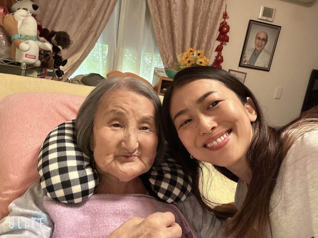 Liaさんのインスタグラム写真 - (LiaInstagram)「今日は大好きなおばあちゃんに会いに。97歳‼️お昼は近くの銀だこ走って買って来た。美味い💕叔父叔母従姉妹とその子供達、親戚いっぱいに会えて、何よりおばあちゃんからも「コンサート頑張ってね❗️」ってパワーもらって来ました🩷おじいちゃんにも🙏お祈り⭐️いよいよ明日Lia Super Live 2023です。お待ちしています❣️ #豊洲PIT #おばあちゃん #grandma #銀だこ #いよいよ明日」5月5日 16時56分 - lia_vocalist