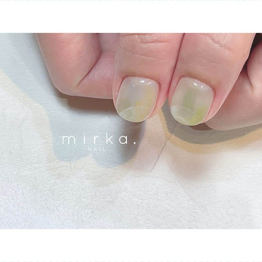 のインスタグラム：「⁡ ⁡ 新緑のイメージでおまかせいただきました🌿 ⁡ ⁡ ⁡ #mirkaおまかせネイル ………………………………………………………… ⁡ ご予約、お問い合わせは LINE ID⇒ @mirka.nail (@含む)まで。 ⁡ ご新規様はハイライトの「ご案内」と「ご予約方法」を必ずお読みいただいてからご予約くださいますようお願いいたします。 空き状況や詳細はLINEの投稿からご確認ください。 ⁡ ⁡ ⁡ ⁡ #mirkanail#nails#nail#nailart#naildesign #ショートネイル#ネイルアート#ネイルデザイン#ネイル#大人ネイル#シンプルネイル#オフィスネイル#ニュアンスネイル#ナチュラルネイル#カジュアルネイル#ショートネイルデザイン#美甲#春ネイル#春ネイル2023 #プライベートサロン#プライベートネイルサロン#東京ネイルサロン#東京ネイル#江東区ネイルサロン#森下#清澄白河 ⁡」