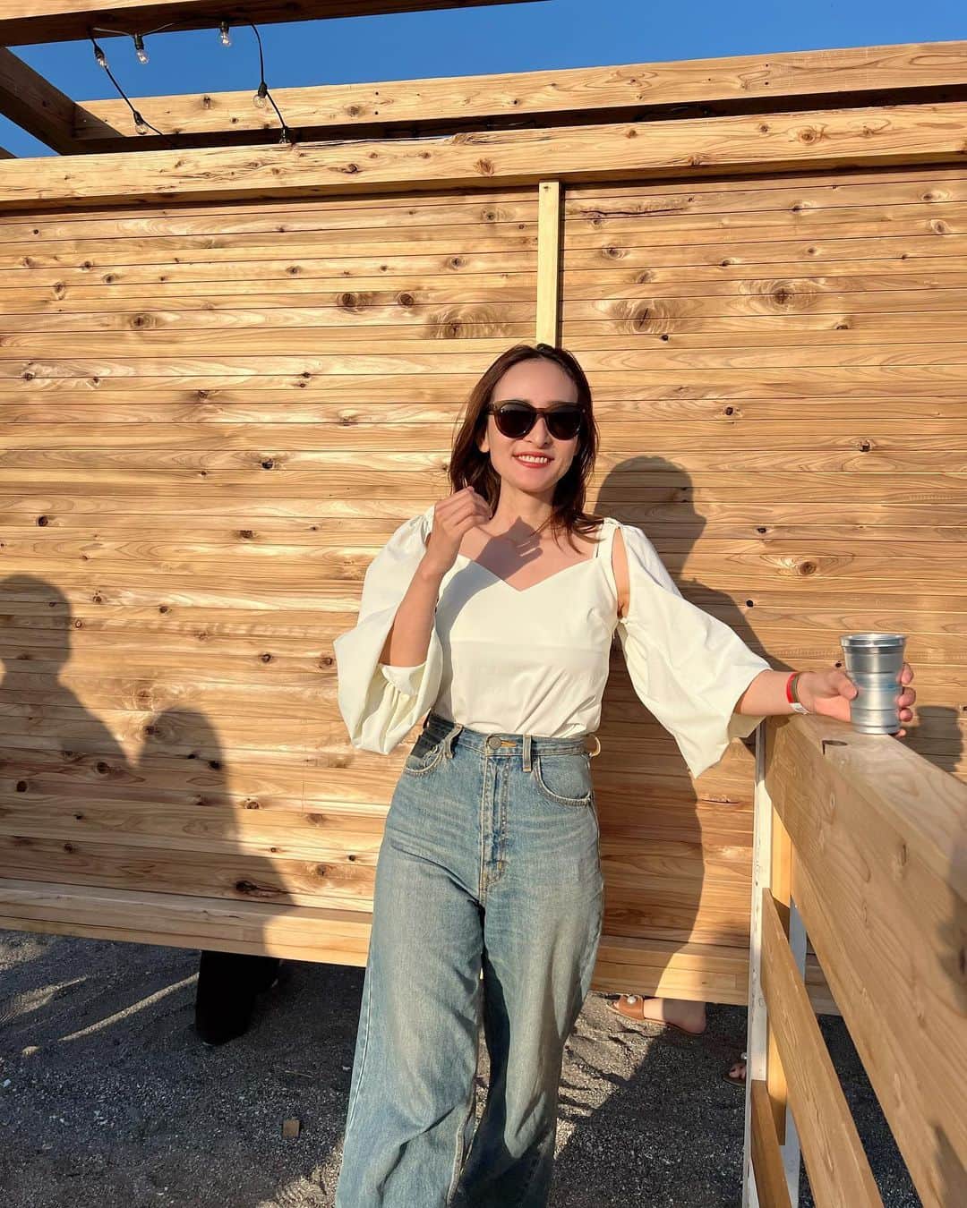 難波礼華のインスタグラム：「サンセットみてビール最高だった🍻 質問来てた映画祭の時のトップス♡ @_nounless  袖取り外してキャミにもなるの🕊️可愛いよっ♡」