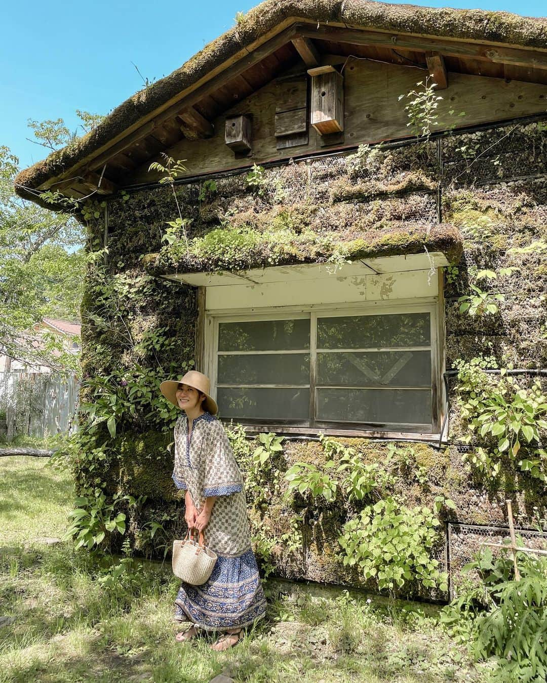 藤崎奈々子さんのインスタグラム写真 - (藤崎奈々子Instagram)「久しぶりにゆっくりな日 せっかくのGWなので、私の好きな駅巡りのプチトリップ ・ ジブリに出てきそうなここは 千葉県小湊鐵道月崎駅　森ラジオステーション こういう古めの建物が好きだわ ここは電車の撮影スポットなのか、何人か立派なカメラを持って電車を撮っていました ・ ワンピース　@pasand_by_nequittezpas  帽子　@sandlessmoon  バッグ　@h.v.f.n  サンダル　@ipanema.japan  イパネマのサンダルが柔らかくて、長い時間歩き回っても疲れなくて助かりました！ ビーサンなので、ジャブジャブ洗えるところもgood ・ #旅行好き女子　#旅行好き　#大人旅　#女子旅　#カメラ旅　#国内旅行　#関東旅　#千葉観光 #プチトリップ #サンドレスムーン #hvfn #イパネマ #ビーチサンダル #pr #daytrip #ipanema  #littletrip #trippics」5月5日 17時05分 - nanakofujisaki