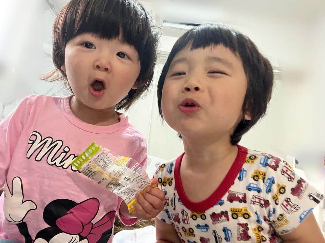 滝川りおのインスタグラム：「愉快な兄妹👦🏻🧡👧🏻  #年子 #1歳2歳年子 #年子育児 #年子ママ」
