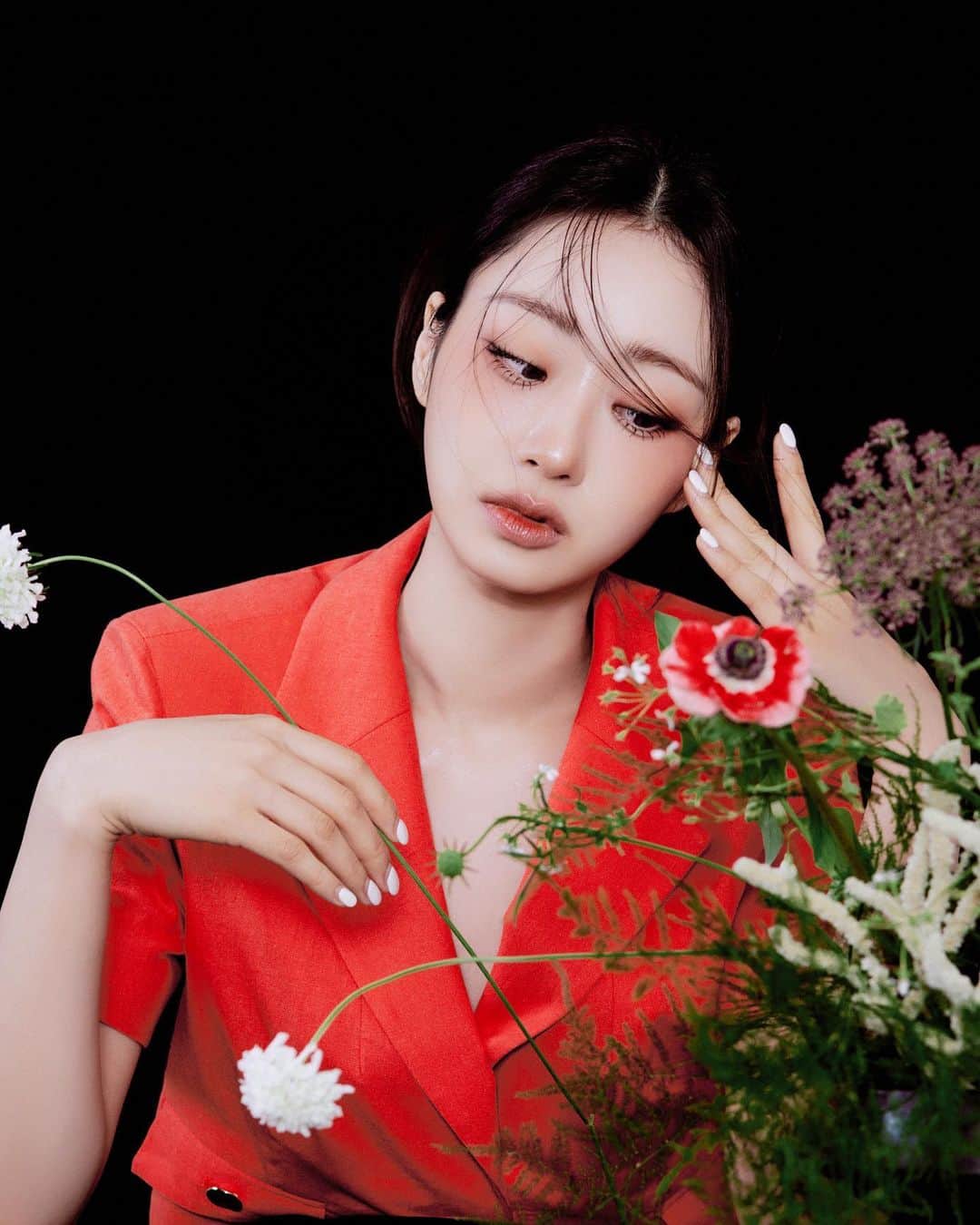 ギョンリ のインスタグラム：「2023 NEW.  Photo @limhongjae  Make-up @happyrim  Hair @dongkyu4158  Styling @atelier_hyeonju  Flower @chohwa.park」