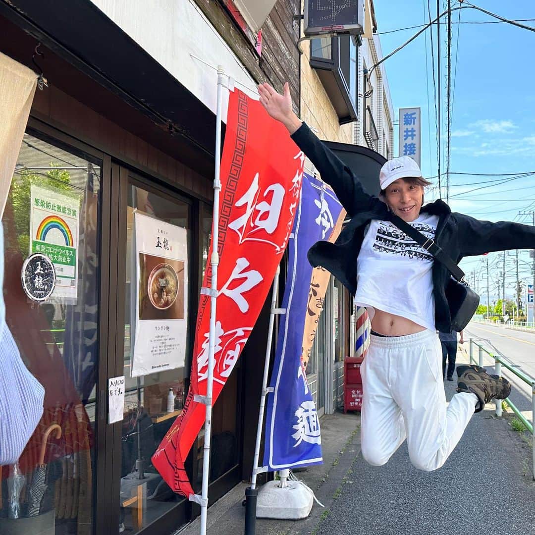 谷本貴義のインスタグラム：「東野純直さんのお店「玉龍」は5月7日で閉店されるとのことで、今日にお昼に急いで食べに行きました！長蛇の列であと2日しか食べられないので行ける方はお早めに！  #玉龍 #東野純直 #海老ワンタン坦々麺」