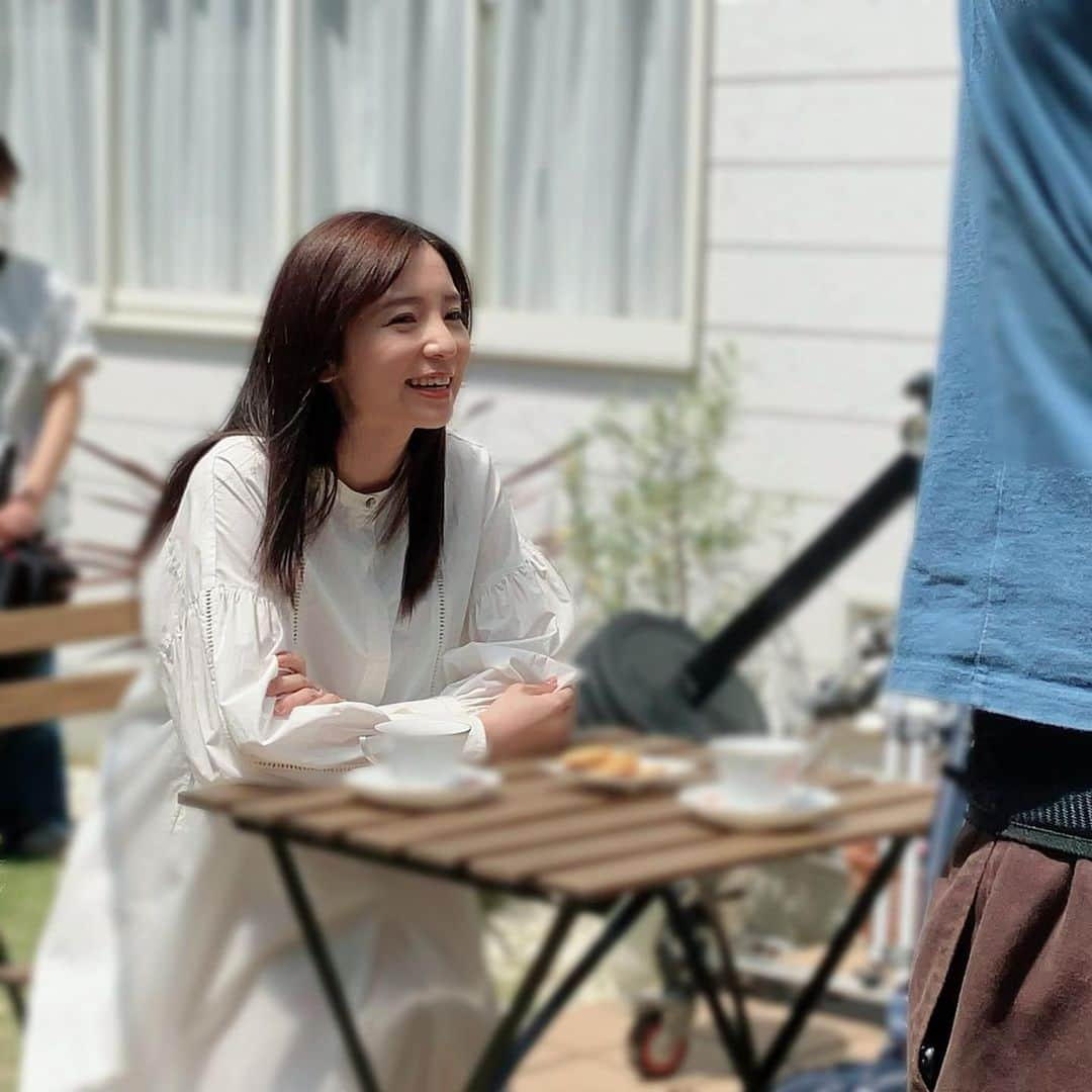 入来茉里さんのインスタグラム写真 - (入来茉里Instagram)「ドラマ 『勝利の法廷式』 4話まで放送されました。  3話で受け取った婚約指輪💍は 今日も現場でキラキラと。 十和は こんなに幸せなのに なぜ…そして、誰に 殺されたのか。  熱量高く いつも現場を見守っている プロデューサーの多鹿さん。  @houtei_drama   #ドラマ #勝利の法廷式 #プラチナイト #木曜ドラマ #入来茉里」5月5日 17時22分 - iriki.mari_official