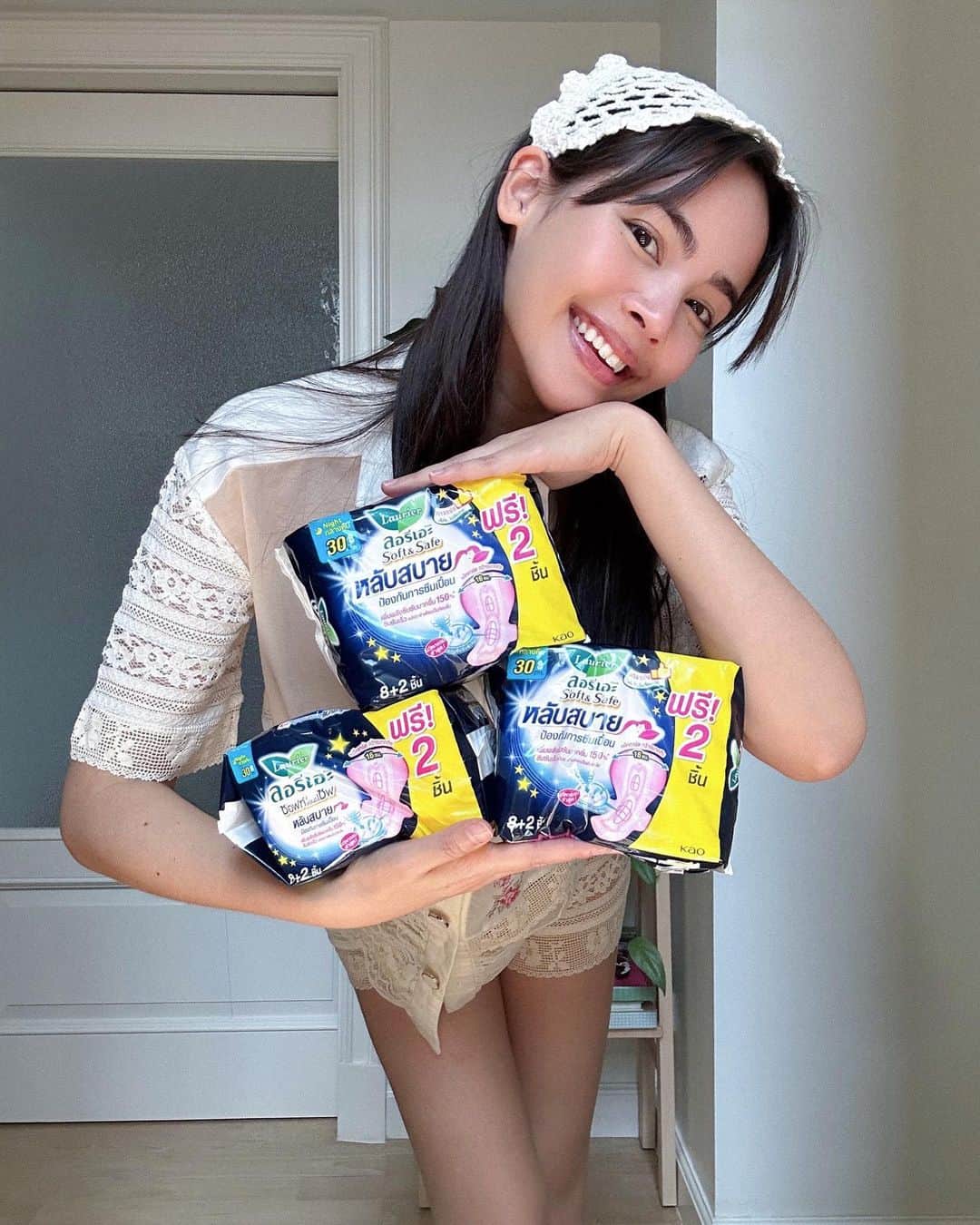ウッラサヤー・セパーバンのインスタグラム：「📣 ญาญ่าเลิฟลอรีเอะ 💗 เพราะเค้าเข้าใจสาวๆ ที่ทุกวันนี้ต้องเสียเงินกับค่าของใช้ส่วนตัว จนแทบไม่เหลือเงินไว้ช้อป!  🤝 ลอรีเอะฟรี2แบบสับซัพพอร์ตเพื่อนสาว ซื้อลอรีเอะ ซอฟท์แอนด์เซฟ หลับสบาย 30cm 8 ชิ้น ฟรี 2 ชิ้น ในราคา 32.-  ช่วยเซฟค่าใช้จ่ายเหลือเงินไปช้อปต่อได้ไม่สะดุด!  ตั้งแต่วันนี้ถึง 31 ก.ค. 2566 หรือจนกว่าสินค้าจะหมด ที่ 7-Eleven  #ลอรีเอะฟรี2แบบสับ @Lauriermybrand」
