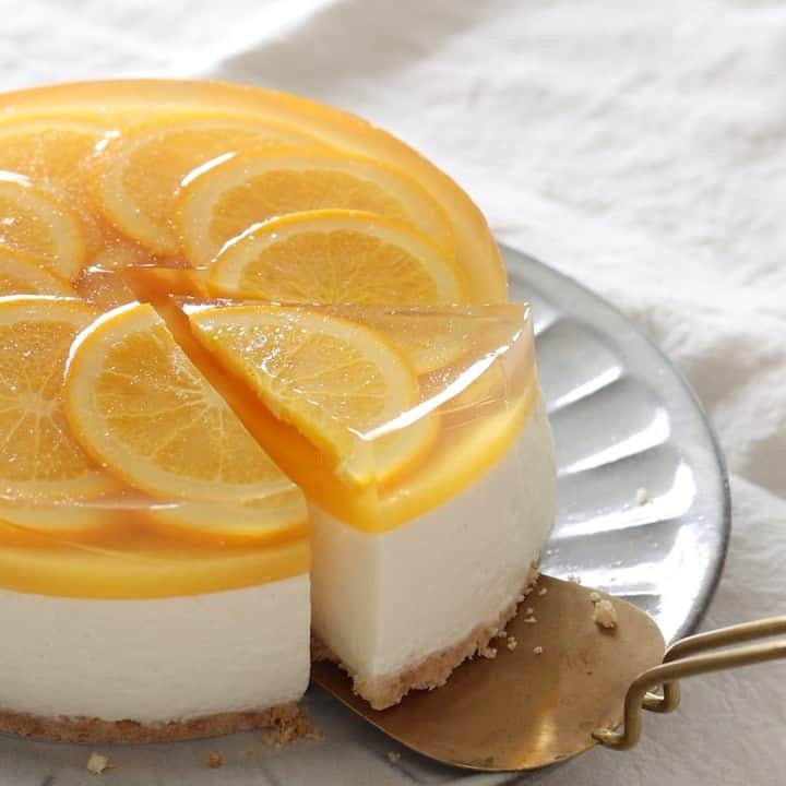 のインスタグラム：「No bake orange cheesecake🍊  さっぱりオレンジのレアチーズケーキ🧡 分かりにくいけど3層になっています☺️ 最近暑くなったり寒くなったり…でも暑いよりかな😵💦？  #homemade #easy #recipe #tutorial #baking #foodstyling #foodporn #food #foodphotography #foodpics #foodgasm #tasty #dessert #inspiration  #おうちカフェ #お菓子作り #手作りケーキ #ケーキ作り好きな人と繋がりたい #手作りお菓子 #cake #sweets #homecafe #homemakecake #instacake #instafood #cakestagram #cakelover #foodie #hidamaricooking」