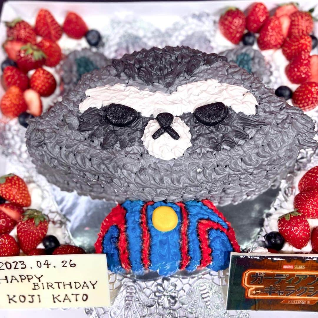 遠藤憲一さんのインスタグラム写真 - (遠藤憲一Instagram)「#ロケット のケーキ、可愛くて俺も写真撮っちゃった🍓  #ガーディアンズオブギャラクシー  の日本語吹替チームでイベントをした時、加藤さんの誕生日を祝いました。  最後のガーディアンズオブギャラクシー。ロケット最高です！」5月5日 17時37分 - enken.enstower