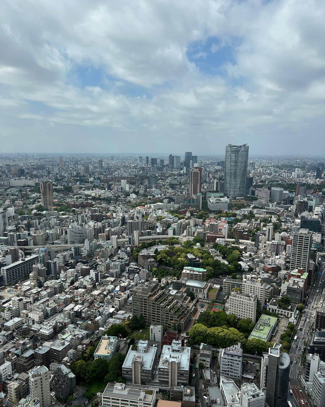 ちとせよしのさんのインスタグラム写真 - (ちとせよしのInstagram)「せっかくなのでトップデッキツアーにも参加しました🗼✨ 東京タワー側から街を見るのが新鮮だった~(°▽°)  それにしてもこのトップスお気に入りすぎる🥹💕  #東京タワー #東京観光 #ホワイトデニム #tokyotower #diesel #guess」5月5日 17時37分 - chitose_yoshino