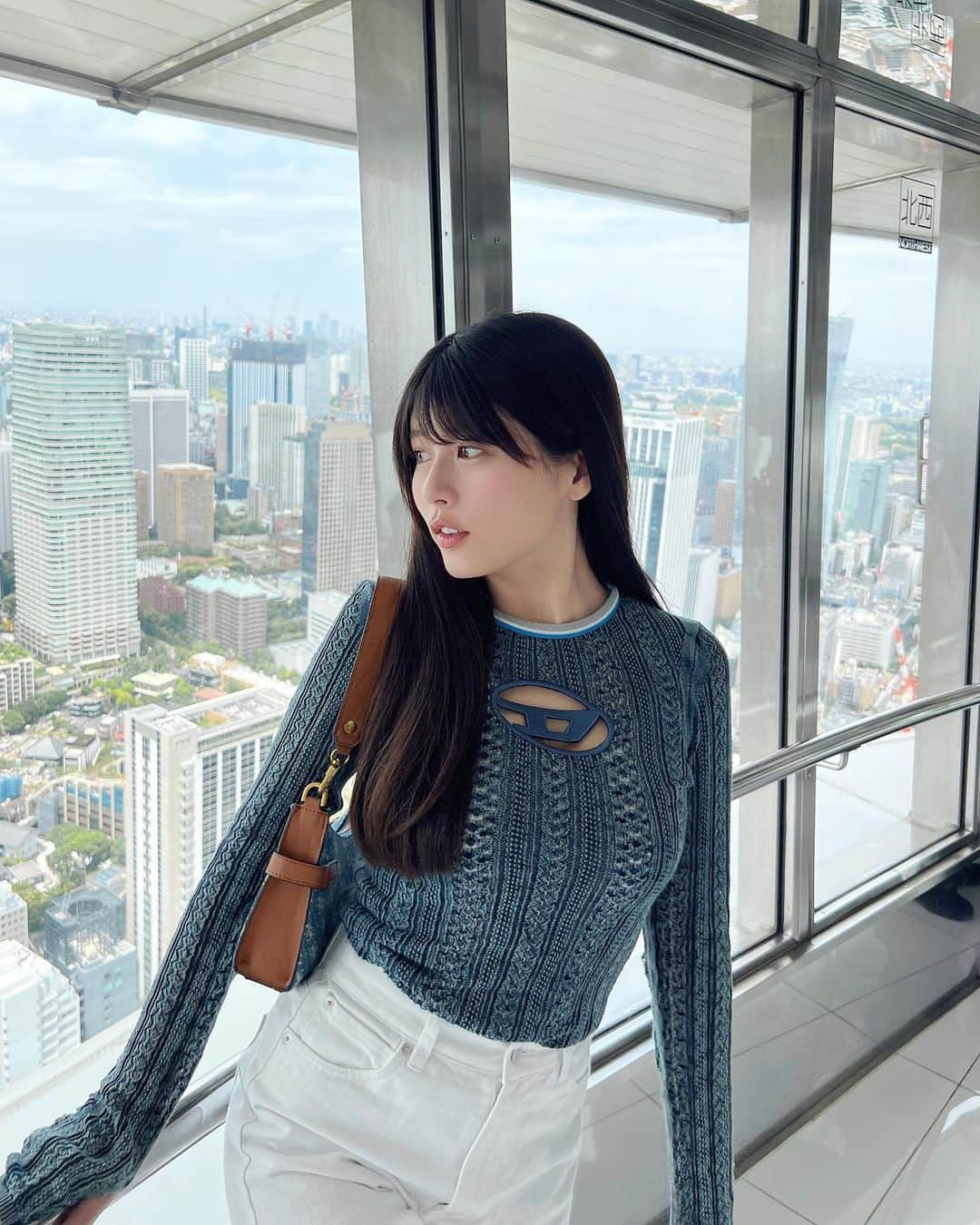 ちとせよしののインスタグラム：「せっかくなのでトップデッキツアーにも参加しました🗼✨ 東京タワー側から街を見るのが新鮮だった~(°▽°)  それにしてもこのトップスお気に入りすぎる🥹💕  #東京タワー #東京観光 #ホワイトデニム #tokyotower #diesel #guess」