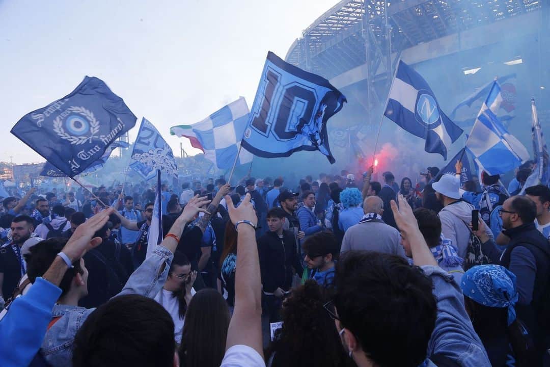 Armani Officialさんのインスタグラム写真 - (Armani OfficialInstagram)「Fans and players celebrating the Serie A 2022-2023 season historic championship winners SSC Napoli, after more than 30 years. ⁣ ⁣ @officialsscnapoli」5月5日 17時37分 - emporioarmani
