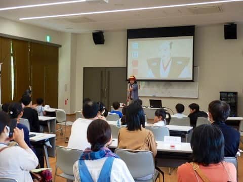 長谷川ヨシテルのインスタグラム：「小牧山城のキッズ向けイベント、無事終わりましたー！！  午前は、ピンポンボタンを準備しましてクイズ番組形式で講座をしてきまして、 午後は、復元が進む小牧山城で信長時代と家康時代の遺構を巡ってきました〜🏯  最後は子どもたちと友だちみたいになりました🥷笑 またこういうイベントやりたーい！  #小牧山城 #れきしるこまき #織田信長 #徳川家康」