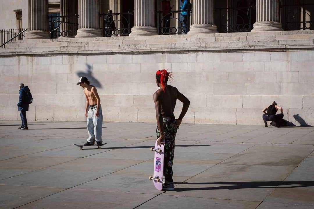 Fujifilm UKのインスタグラム：「"I shot this image in Trafalgar Square on a familiar route through London. I see the same skateboarders quite a lot in this area and enjoy observing their carefree attitude among the tourists.   "As I worked the scene for a while, I captured this image as the four figures lined up. The person in the foreground is the initial focal point but the gentleman on the right-hand side squatting makes the image. I think he was limbering up because shortly after he began doing handstands." 🛹   📸: @mesbkr  #FUJIFILMXT30 XF18-55mmF2.8-4 R LM OIS f/9, ISO 320, 1/500 sec.」