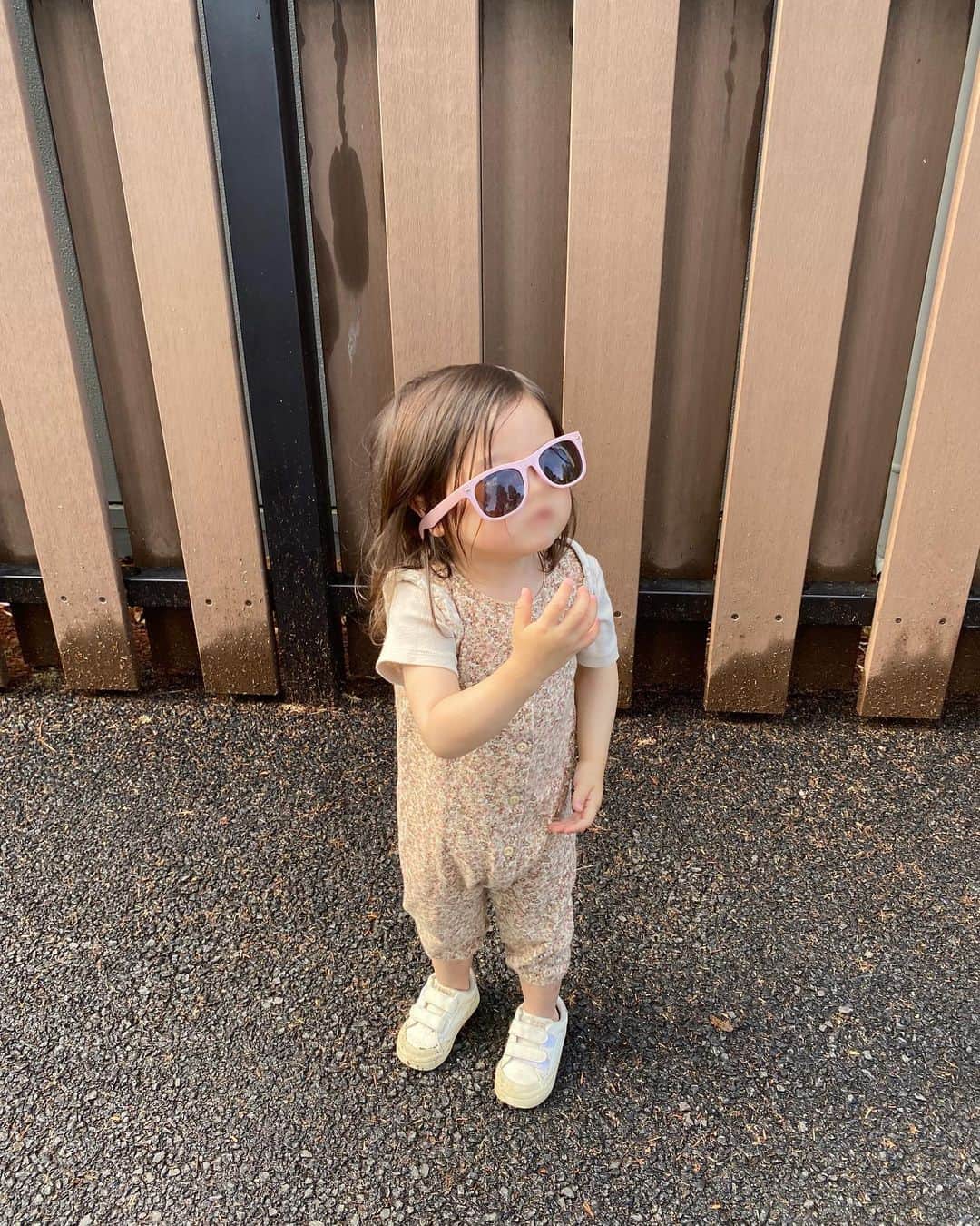 平木愛美のインスタグラム：「children's day   みんなのGWな発信にほっこりしながら🌼  今年の城戸家のゴールデンウィークは、パパの試合前、減量モードな日常！ いよいよ今日は計量で朝からバタバタと減量ラストスパートっ。お見送りして無事帰ってきて。明日は試合です🎖️🏆  "ぱぱのしあい、マミーとまるちゃんと、いっしょいこーねー？❤️‍🔥"  と。べびまるさん。  "ぱんちー！きっく！！！ しゅっ！しゅっ！！！ おともだちーには、ぱんちしちゃだめーなの！🥊  パパだけいーんだよー！"  と。笑  ２歳娘とお腹のなかのbabyとともに明日は家族で応援しようと思います📣  ふらっと観た👱🏿‍♂️のYouTubeで "家族のためにがんばる" 的なことを話していて  ふいに、嬉しい映像でした！ "パパーーー！ふぁいと😘🫶💕💕"  とみおくるべびまるの、可愛いこと。そりゃあ、幸せだよなぁ（おやばか）  いつも、家族のためにも、がんばってくれてありがとう！ふぁいとだ！！！！！！！！」