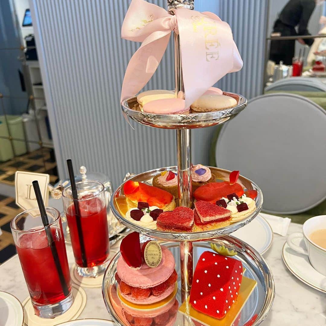 中島彩のインスタグラム：「ママと京都遠足💕 @ladureejapon 京都四条店でアフヌン🍓💕 京都のラデュレは初めて…😍 可愛い空間で美味しいお紅茶とスイーツ楽しみながらのお喋り…🤭💕幸せ〜💓 ラデュレのマカロン大好き😍  #ラデュレ京都四条店  #ラデュレ #アフヌン #アフタヌーンティー #京都カフェ  #京都スイーツ  #京都散歩」