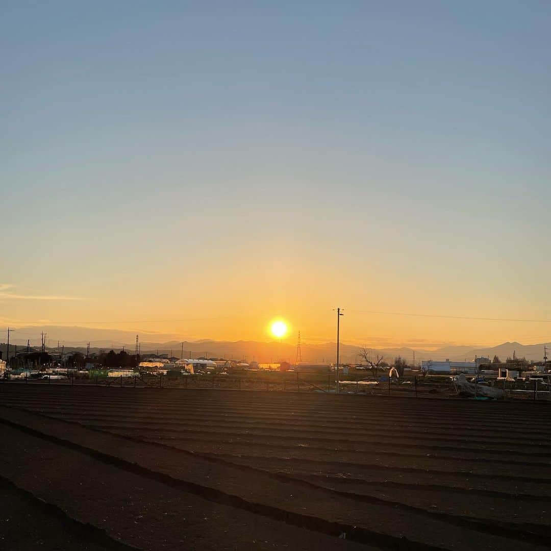 Soweluのインスタグラム：「美しい景色は元気をくれる  いつかの夕日  あーーー 野菜ボリボリ食べたい  バーニャカウダ的な ディップして色んな野菜食べたい 🥕🥦🥒  #beautifulsunset  #lovenature  #sunset」