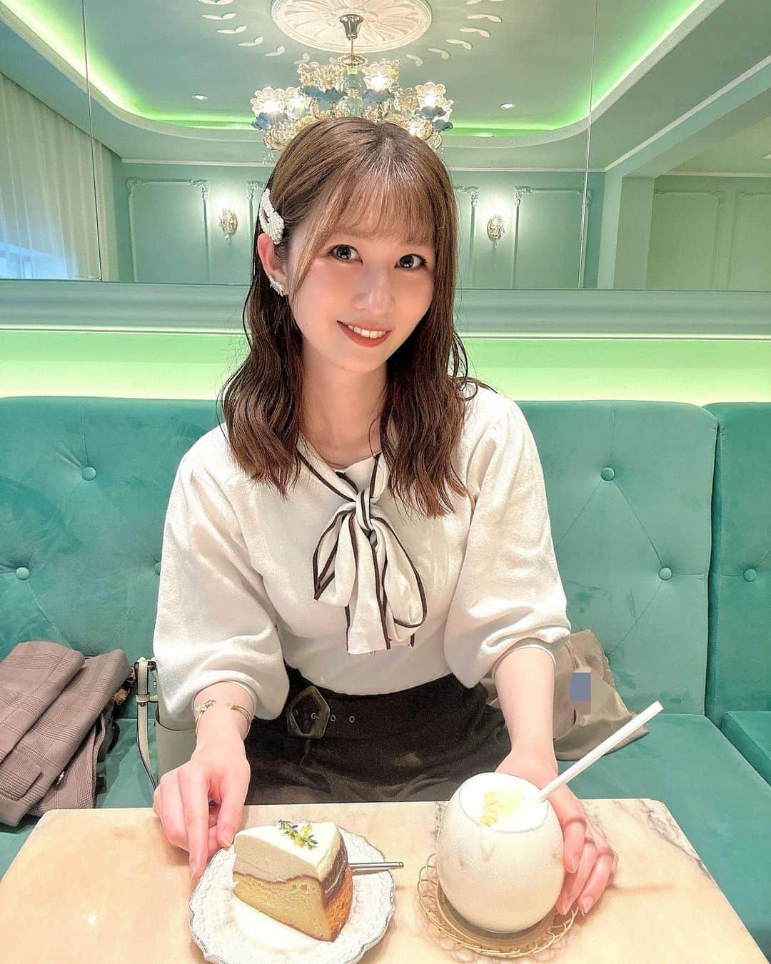 のインスタグラム：「#salondelouis2  #サロンドルイス2号店   れいちゃんが探してくれたところだけどとっても可愛いしデザートも美味しくて最高でした💭  #表参道カフェ #渋谷カフェ #おしゃれカフェ #カフェ好きな人と繋がりたい  #紅茶好きな人と繋がりたい」