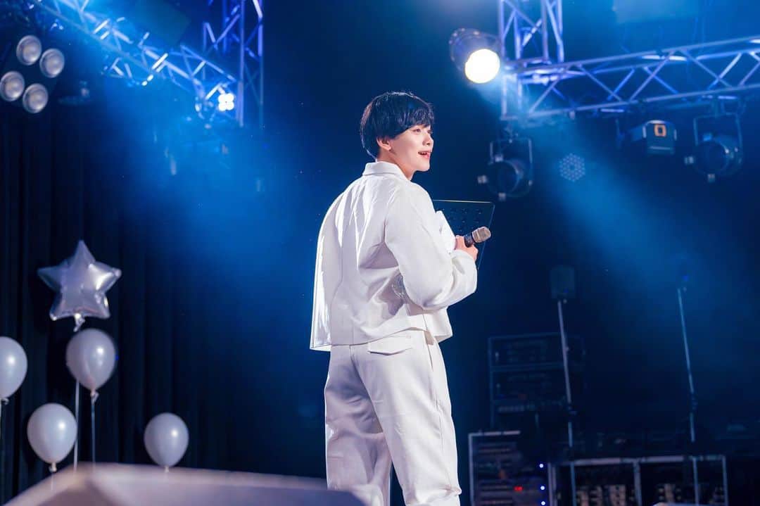 りゅうさんのインスタグラム写真 - (りゅうInstagram)「はくと思い出のアルバム  ~5月と僕と幸せを呼ぶ花編~ にお越し頂きありがとうございます。 来れなかった方もメッセージありがとうございます。 1年前の生誕で 「来年、再来年とどんどん大きくしてグッズも企画も演出も豪華にしていきたいです。」 って言った事が叶いました。 何より応援してくれているヲタクちゃんのお陰でプロデューサーやマネージャー、メンバーや他グループのアイドルさんのお陰です。 僕の考えを形にするには難しく沢山困らせたと思います。本当にありがとうございます。 これまでの白城博、みんなにはどう見えていたでしょうか。 色々あったけどこうやって応援してくれて信じてついて来てくれて最高です。 僕がアイドルであることで幸せを感じてくれる人達がこれからも増えてくれたらいいなって思います。 最後になりますが、今年の目標は夢に近づくもう一歩として路上ライブをすることです。 ソロは凄く不安で緊張してかわいいで終わってしまったけど！絶対に心に響かせるアーティストになる為に、白城博は成長するので見届けてくれると幸いです！ 最高な1日をありがとうございました！ それから最高の1年にしましょう！」5月5日 17時59分 - vo_haku