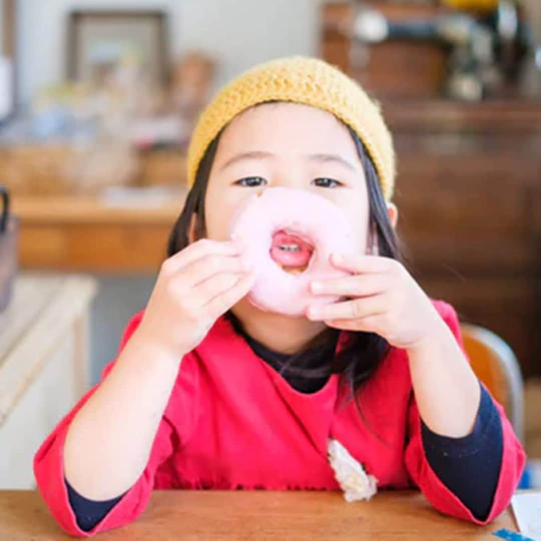 FABIAさんのインスタグラム写真 - (FABIAInstagram)「＼＼子供達を思うママの気持ち／／  からだにやさしくて、 おいしい手づくりのドーナツを子どもにたくさん食べさせたい🍩  #ウフフドーナチュ は、そんな想いを持ったある一人のママの手づくり #ドーナツ からうまれました。  今では、そんな想いに共感するママたちが集まって 毎日たくさんのドーナチュをつくっています👩🏻  子どもたちのことを考えて保存料は無添加でお作りしています。  そのほかにも、なるべく不要なものは使わず、 安心して食べられるよう、毎日生地から手作りしています🥣  そんなウフフドーナチュが、2021年8月、軽井沢にも工房をつくりました！ 150種類以上あるドーナツから、お楽しみのおまかせアソートセットをお送りします。 とってもオトクなセットです！  ご家庭用の簡易包装（ダンボール）でお送りします。 イベントやパーティなどで活躍すること間違いなしのバラエティセットです！  本日は #こどもの日  可愛い子供達を思って作られたドーナツをぜひお試しあれ！  *─────────────────────* ドーナツ作ったことある？ ある人は『🍩』を コメントして教えてくださいね♪ *─────────────────────*  🛒＜ウフフドーナチュ＞軽井沢うまれのアソートドーナツ/10個セット（自家用簡易包装） 【商品番号】 7198921  ーーーーーーーーーーーーーーーーーーーーーーー 気になる商品は【保存】をすると、 後から見返せます♪ ーーーーーーーーーーーーーーーーーーーーーーー  @northmall_com は 「毎日の暮らしをちょっとおしゃれに、もっと楽しく。」 北欧雑貨やインテリア、ファッション、アウトドアグッズ、グルメなど… 見ているだけでワクワクするモノを常時1万アイテム以上取扱い中！ ライフスタイルに役立つ情報を皆様にお届けしています。 ぜひフォローして最新情報を受け取ってください✉️🦔  #northmall  #ノースモール  #グルメ #ノースモールのお取り寄せ #手づくりドーナツ #手づくりスイーツ #軽井沢グルメ #無添加スイーツ」5月5日 18時00分 - northmall_com