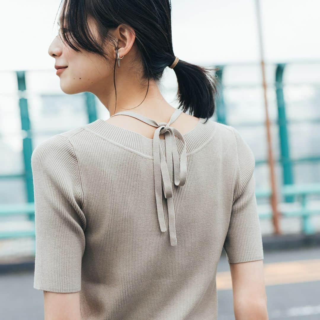 NATURAL BEAUTY BASICのインスタグラム：「松木育未さんが素敵に着こなしてくださった 春の新作webカタログ、第3弾が大好評公開中♡  ■ホルターネックニット ¥6,930 tax in size:FR color:チャコール/ベージュ/オレンジ #0173170501  ---------------------------  Feminine＆Normcore Feat. Ikumi Matsuki  パフスリーブがドラマチックなロングドレスや、 フラワープリントが華やかなスカートetc. 女性らしさを引き立ててくれるフェミニンクローズと、 ノームコアな着こなしを叶えてくれる リラクシーなオールインワンやきれいめテーパード…  NBBが初夏に提案する、2テイストの新作たちを一挙ラインナップ。  詳しくはプロフィールのURLより webカタログをチェック♪  #松木育未 さん #春カラー #パンツ #ホルターネック #spring #春コーデ #スプリングコーデ #夏コーデ #お出かけコーデ #オフィスコーデ #オフィスカジュアル #通勤コーデ #大人可愛い #カラーコーデ  #着回しコーデ #きれいめカジュアル  #ベーシックコーデ #ベーシック #ナチュラルコーデ #トレンドスタイル #シンプルコーデ #ナチュラルビューティーベーシック #naturalbeautybasic」