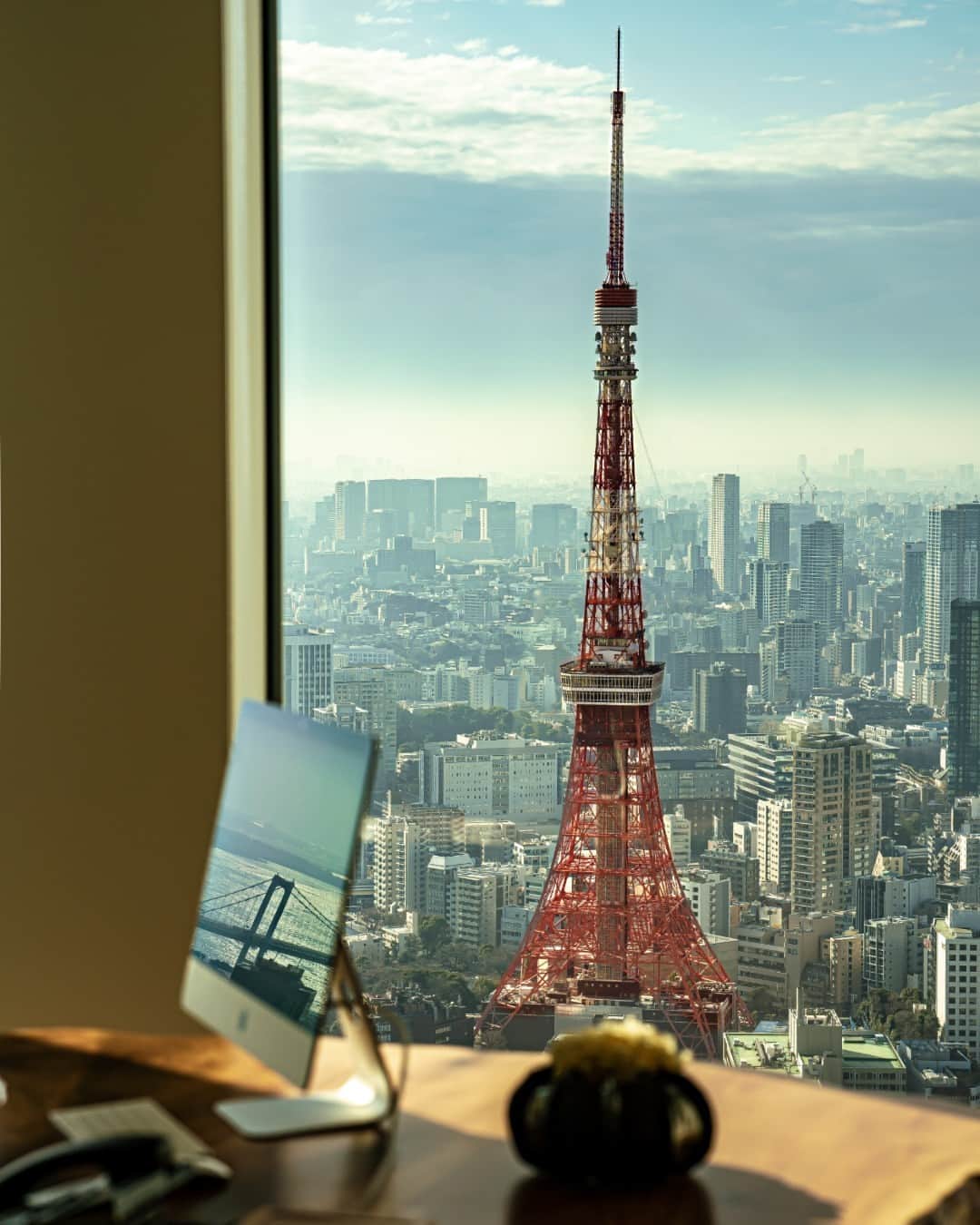 Andaz Tokyo アンダーズ 東京さんのインスタグラム写真 - (Andaz Tokyo アンダーズ 東京Instagram)「洗練されたラグジュアリーな空間でありながら、日本人が大切にする自然の素材感と温もりが息づく最高峰のスイートルーム「アンダーズ スカイスイート」  210㎡の広さを誇り、東京タワーから東京湾方面まで、180度広がるダイナミックな眺望を望めます。  ワンランク上の寛ぎをご体験ください🗼  The Andaz Sky Suite is the absolute ultimate in luxury accommodation, with a tasteful air of sophistication and style that permeates throughout this impressively bright and open space.  Guests can enjoy an exquisite 210m² of lavish furnishings and facilities, as well as 180-degree panoramic views of the city, sweeping from the iconic Tokyo Tower all the way round to Tokyo Bay 🗼  Experience a higher level of comfort and relaxation at Andaz Tokyo.  Thanks to @myinspireproject  ---------- #andaztokyo #アンダーズ東京 #andaz #東京ホテル #ラグジュアリーホテル #虎ノ門ヒルズ #東京旅行 #ステイケーション #ライフスタイルホテル #tokyohotel #luxuryhotels #japantravel #tokyotower #東京タワー #bucketlisttravel #スイートルーム」5月5日 18時00分 - andaztokyo