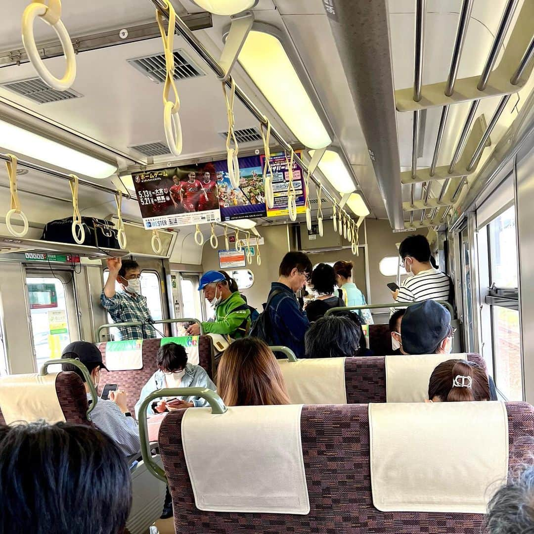 坂崎幸之助さんのインスタグラム写真 - (坂崎幸之助Instagram)「今日は松山からの移動日。 倉敷にある知り合いの骨董屋さんにGO〜🤗  久々に在来線に乗りましたが、やっぱり電車はイイねぇ🚞🚃🚃🚃  GW真っ只中の美観地区を歩き、目指すは「山陽堂」と「こきーゆ」😃 おかげ様で良い買い物が出来ました🛍️ 休みは有効に使わんとね😜  そうだ、アイビースクエアはデビューしてすぐの頃、GAROと来た思い出が😌 懐かしいなぁ☺️  さあ、ホテルに帰ったら明日に備えて、ゆっくり風呂でも入るべ😆  #移動日 #ゴールデンウィーク #人出 #賑わい #倉敷 #美観地区 #アイビースクエア #GARO #倉敷山陽堂 #こきーゆ #掘り出しもの #買い物 #和ガラス #8年振りの昨日の松山ライブ凄かったなぁ😹 #ありがとう❣️ #さぁ🤩 #明日は👍 #倉敷盛り上がるぞぉ〜💪」5月5日 18時00分 - kohnosukesakazaki