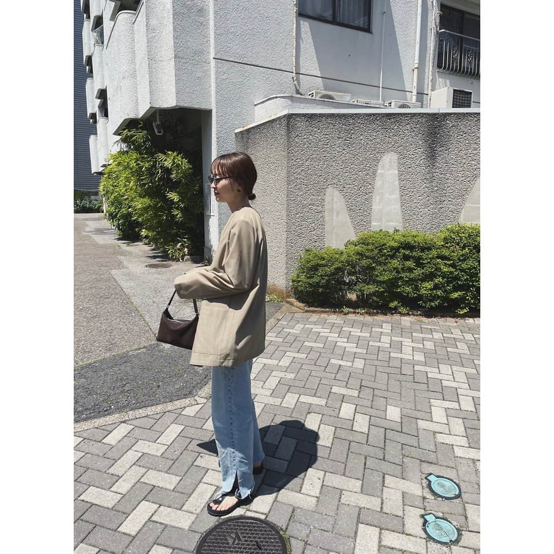 野尻美穂のインスタグラム：「もう夏、、、？ wai+のジャケット涼しくて使いやすい〜🥹 ありがとう自分👏笑 しかし眩しくてもうサングラス無しでは外出れないな🫨  #wai_ships」