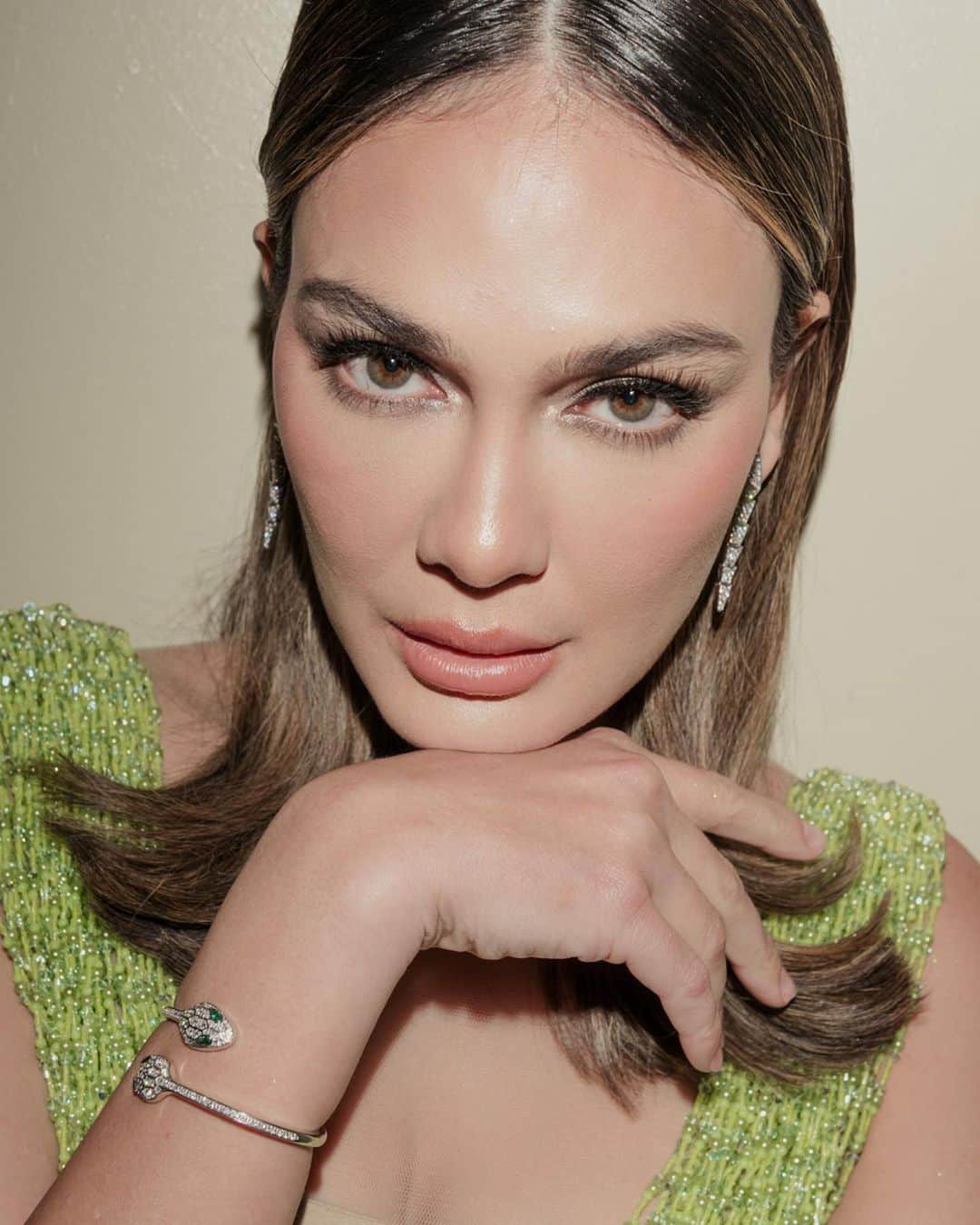 ルナ・マヤのインスタグラム：「Zoom in! @bulgari 🐍」