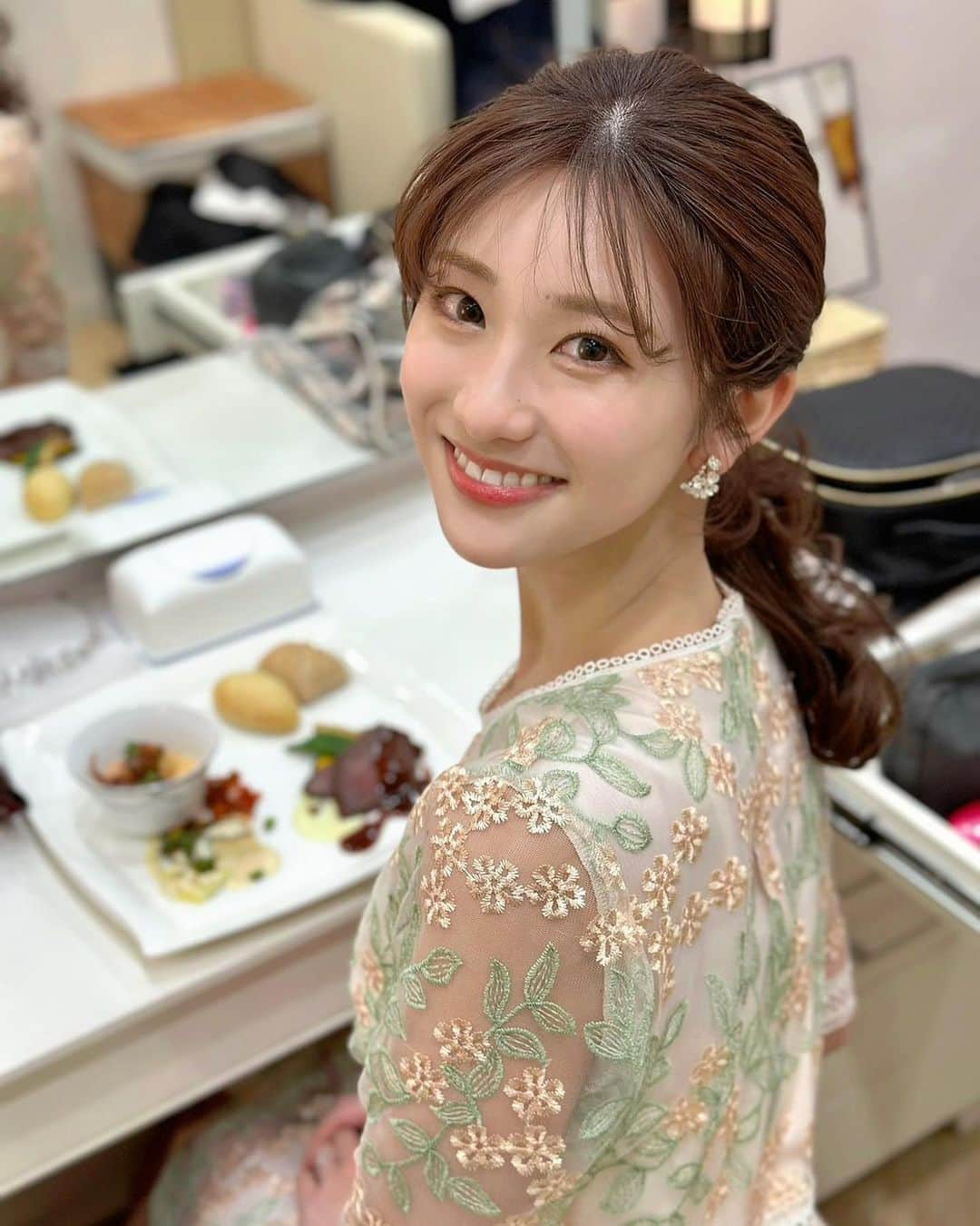 藤原万由子のインスタグラム：「👗💄 . . 時が経つのはほんとに早すぎる🥺 . . 繁忙期よ、早く終わってくれ🙇‍♀️」
