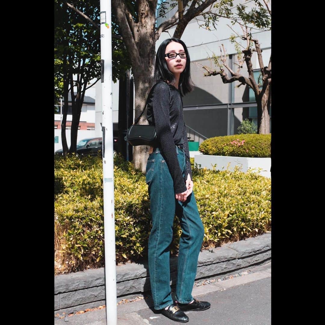 鈴木愛のインスタグラム：「マネージャーに撮ってもらいました♡ This photo was taken by my manager.  📸 @diskoala  💚 @name_management   #ootd #コーデ #jwpei #maisonspecial #levis501 #tods」