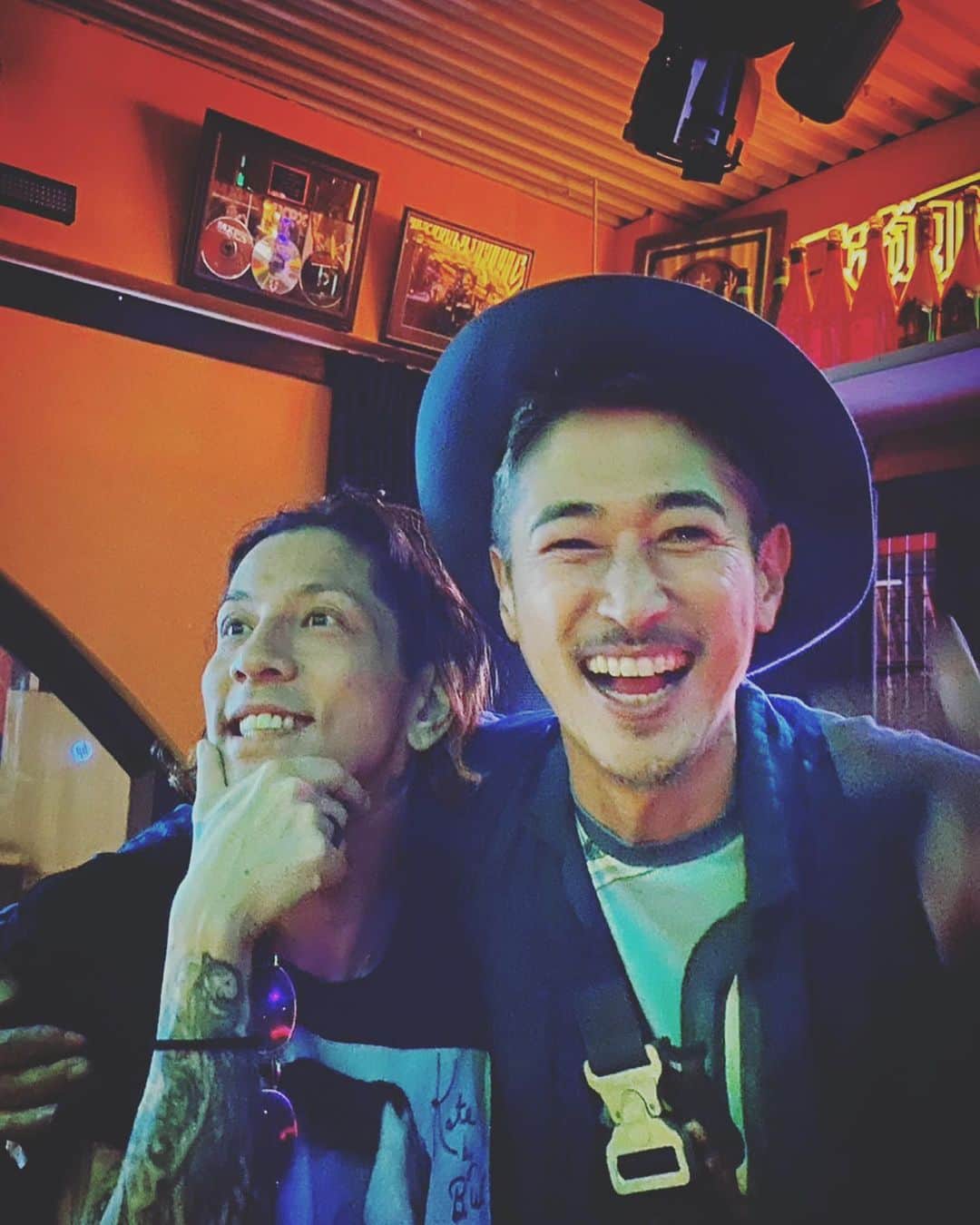 降谷建志のインスタグラム：「大阪ストラット  くそおおおお 朝から晩まで飲めや歌えや踊れや騒げ 案件だたのにいぃ... あんまし覚えてないから今回はノーカウントと致しますえぇえぇ  だからまたGORILLA HALLで アメ村で ひちゃかちゃ遊ぼねっ  @uzmkduttch  @yosuke_kubozuka  @chiyospark  @tak___aok  @nekoze_photo」