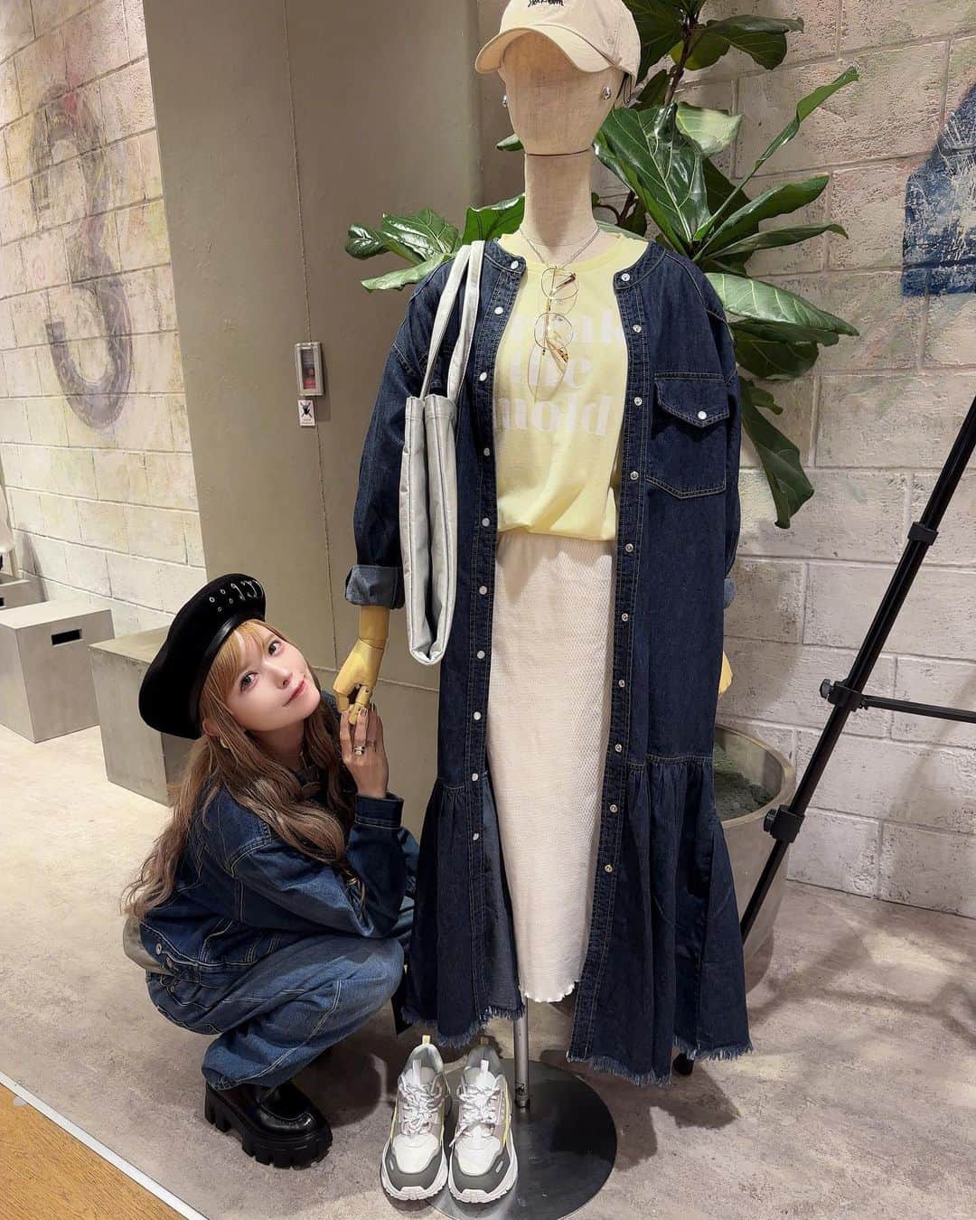 益若つばさのインスタグラム：「骨折からの久しぶりのヒルナンデスコーデバトル！楽しかったなー☺️🌈  マンネリ変えてコーデで白のスカートを使って3人のママさんのお出かけコーデしたよぉー！  デニムは前を閉じるとワンピースにもなって、前から羽織ると授乳の時隠せるようにしてみたよ🤱 イヤリングもマグネットだったり安心でも楽しめるものがたくさん増えててママでも楽しそうだねー☺️🫶🏻  レモンイエローの入ったダットスニーカーだったり春っぽく明るいママさんにしたよ🌈  今年はデニムと、シルバーの小物めちゃくちゃ集めてます。今回は羽織とバッグに入れてみたよ。  ママだけど子育てもファッションも楽しみたーい！って方はぜひぜひー☺️  王林ちゃんとぺこぱさん楽しかったー！🌈🥳  ちなみに着ている私服はYouTubeで載せた全身UNIQLOコーデです！ @uniqlo_jp  帽子は　@candystripper_official  靴は　@prada   私は息子が帰ってくる&子どもの人なので菖蒲の湯船わかして参鶏湯作ってるよー！  しびぃ😂笑  よいGWを🫶🏻  #tv#ヒルナンデス #japan #coordinate #uniqlo」