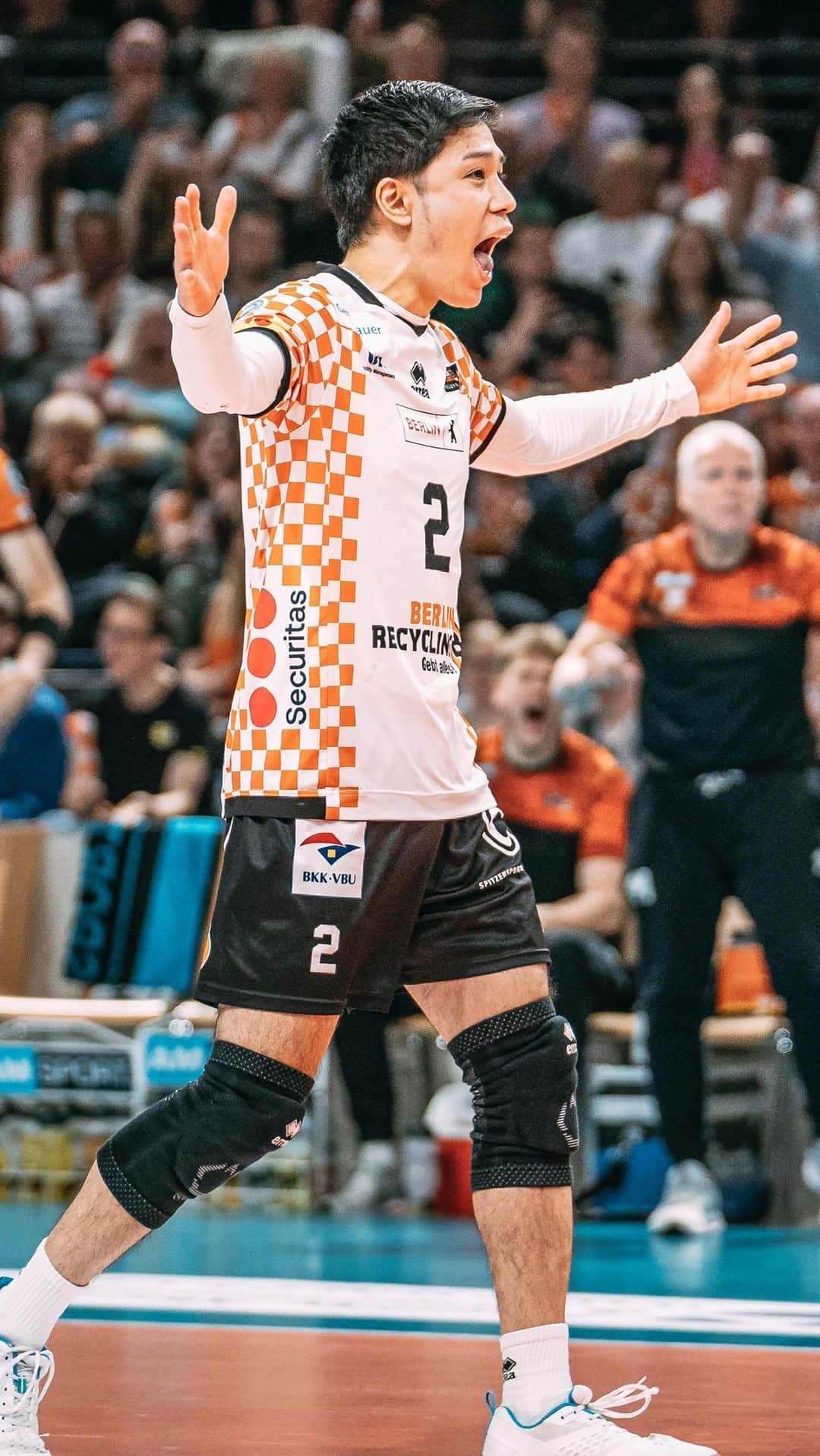 井手智のインスタグラム：「Unsere Highlight-Fabrik 🥷⚜️💥  Wer ist eigentlich nicht in Finalform?! Freut euch auf mehr von Sato & Co morgen bei Game 3 im #Volleyballtempel 🧡🏛🖤  • #BRVolleys #playoffs #playofffinals #playoffs2023 #tsuiki #brehme #berlin #volleyball #volei #voleibol #siatkowka #pallavolo」