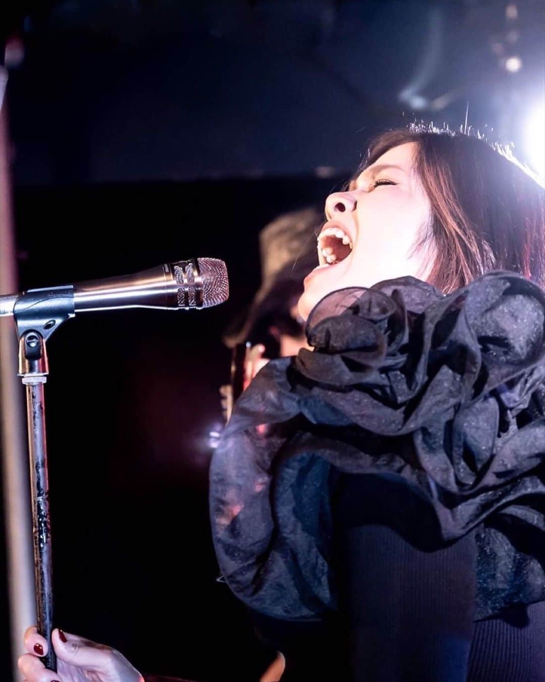 西国原礼子のインスタグラム：「昨日はライブで歌ってきたよ🎤」