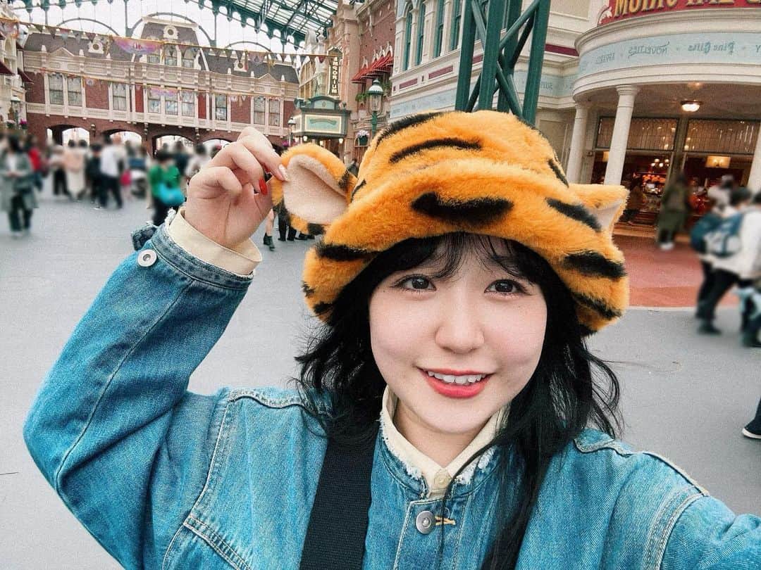 設楽エリカのインスタグラム：「・・ GWですね🎏 どう過ごしてますか☺️  このディズニーの写真は少し前ので、 わたしは休日とか関係なく、いつも通り 仕事以外はだいたいアニメやYouTubeをみています👀  サブスクで見れるオススメの好きなアニメあったら 教えて下さい(最近のじゃなくてもいいので)  ・」