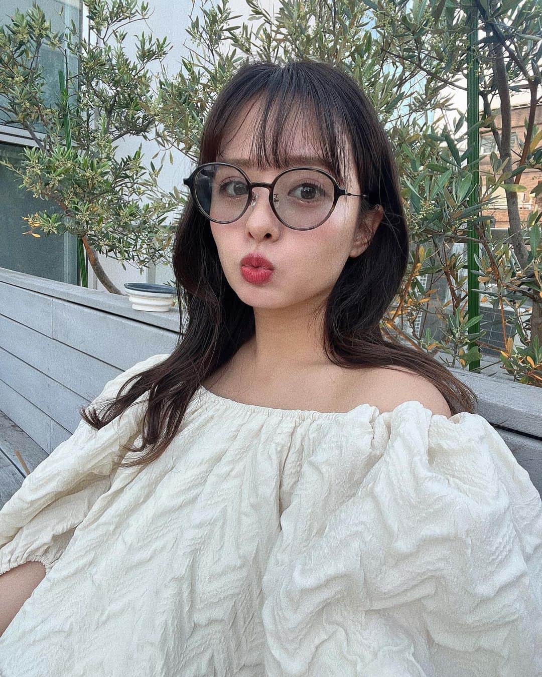 山田菜々のインスタグラム：「最近のお気に入りめがね👓  JINS Switch 2wayグラス😎  カラーレンズを外したりつけたり、 時と場合によって使い分けられるのがお気に入り✨  ５月も旅に出かけるので、 これから日差しの強い日中はめっちゃ活躍しそう〜〜🥹♡  ちなみにわたしは昔っから、 お肌も頭皮も目も焼けやすくって しょぼしょぼやられちゃうタイプだから おしゃれなめがねはとてもありがたい...！👓  #jins_japan   ちなみに昨日ストーリーズにのせて どこのお洋服ですか〜？ってたくさん頂いた この服は @amail_official のものです👗  でも多分昨年とか一昨年のものだからもうないかも...😭🔥」