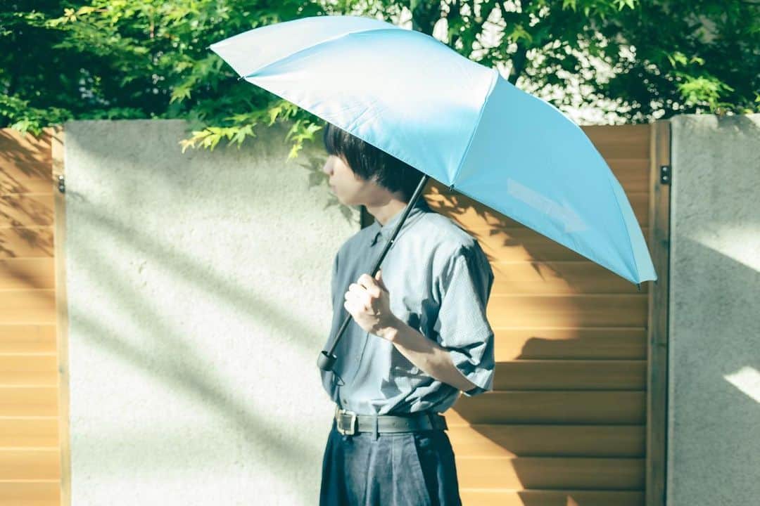 おいしくるメロンパンのインスタグラム：「. 「おいしくるメロンパン answer tour - 回る日傘の方程式 -」ツアー新グッズのご紹介！  ■回る日傘  『マテリアル』のジャケットに描かれた日傘をモチーフにしたグッズが登場⛱ 暑い夏にぴったりのアイテム、是非ゲットしてくださいね✨  Photo by @n_t_m.k  #おいしくるメロンパン #ツアーグッズ #新グッズ」