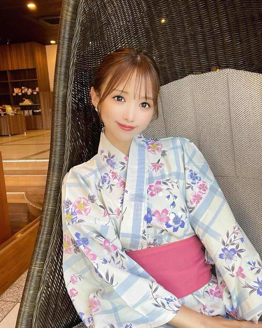 八鍬里美さんのインスタグラム写真 - (八鍬里美Instagram)「GWもあっという間に終わりそう🤔 昨日は温泉行ってのんびりして海鮮食べてたっぷり休息しました♨️ 露天風呂に浸かりながら何も考えずに自然の音を聴いてる時間が本当に幸せだった~~~🥲🌳  たっぷり休んだから新作も進めたくなって、早く仕事したい！かわいい服つくりたい〜！って気持ちが高まっている...🥰  たくさん仕事してたくさん遊んでたくさん休むのが最高😎✨  #gw#温泉#休日#色浴衣#お出かけ#休息」5月5日 18時25分 - satomi_yakuwa