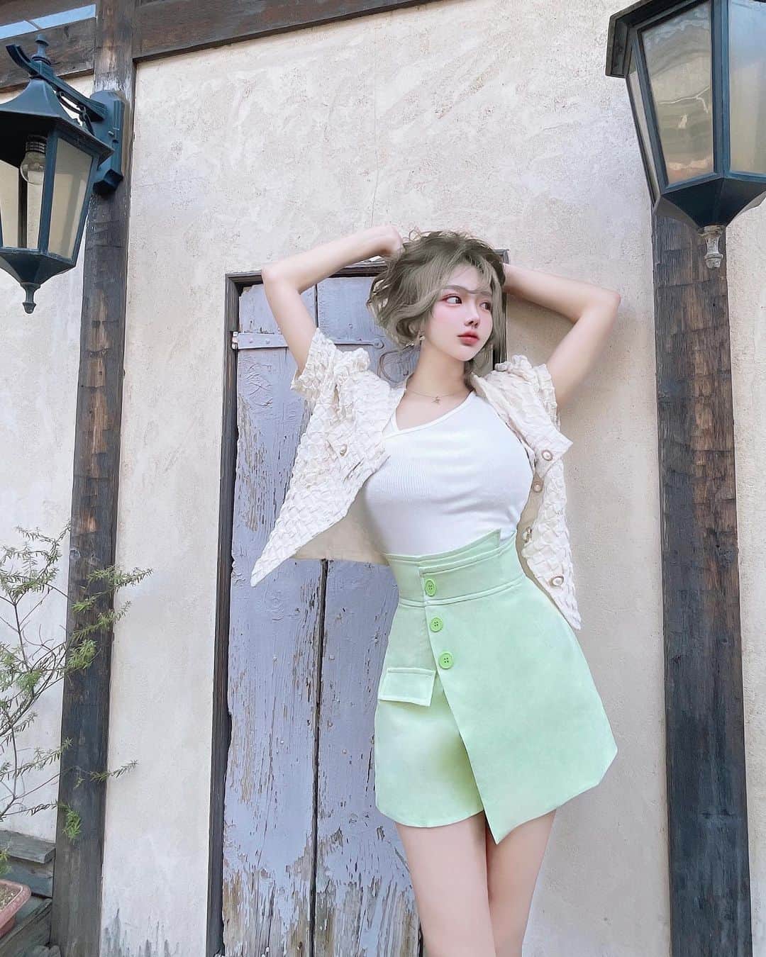 くまくまくまのインスタグラム：「・ いきなり夏みたいに暑くなったね💦  自分の中でまだ春コーデを楽しんでたところだったのに  もう夏コーデの出番だねw☀️  #今日のコーデ #ショートパンツ @graxia_official   #夏コーデ#夏服コーデ#雰囲気女子#雰囲気推してください#韓国ファッション#ファッションコーデ#ootdshare#お出かけコーデ#大人かわいい#大人可愛い#大人可愛いコーデ#大人かわいいスタイル#大人カジュアルコーデ#カジュアルコーデ#韓国っぽ#韓国っぽコーデ#パンツコーデ#デイリーコーデ#エレガント#エレガントコーデ」